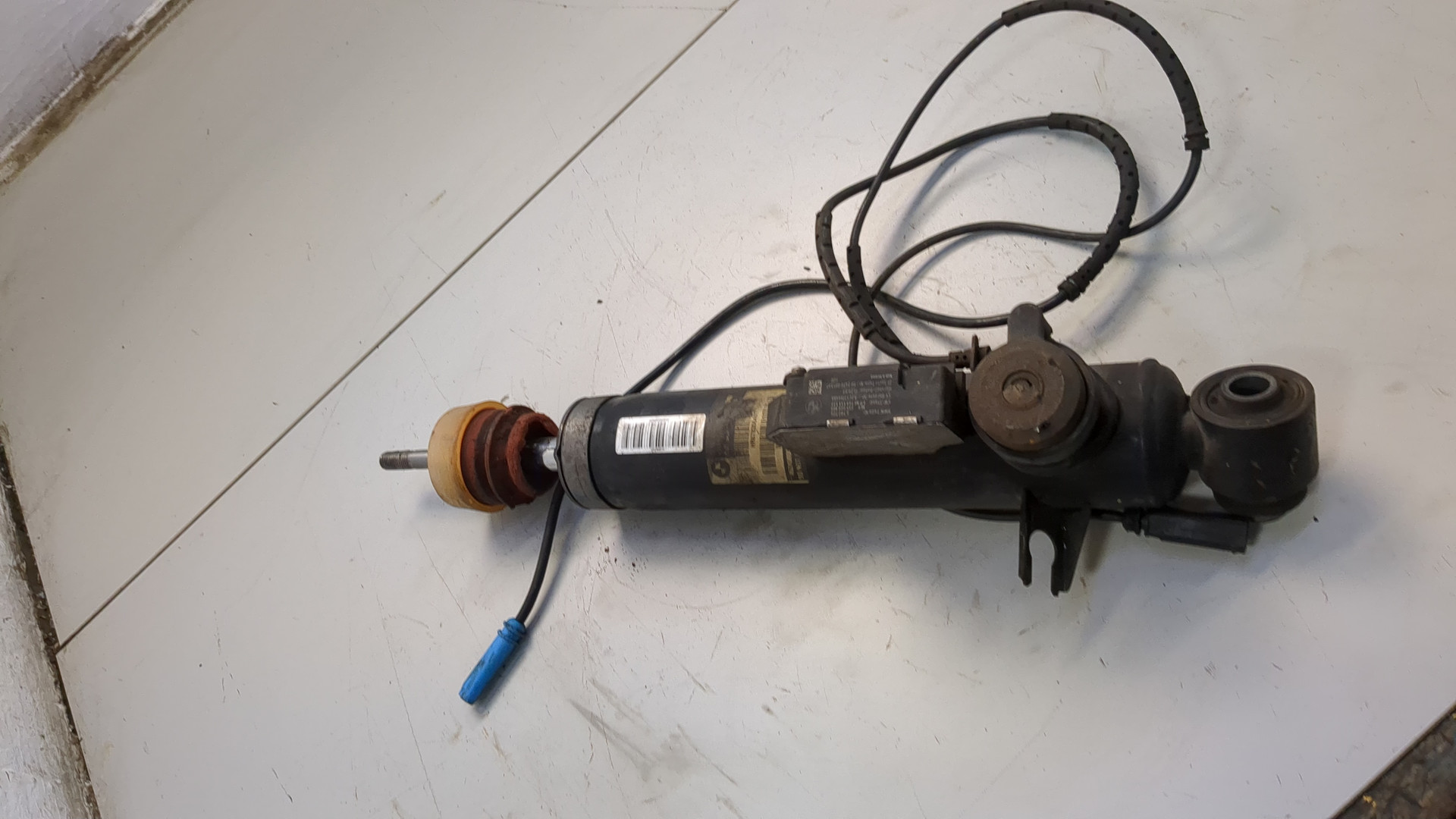 Амортизатор задний правый