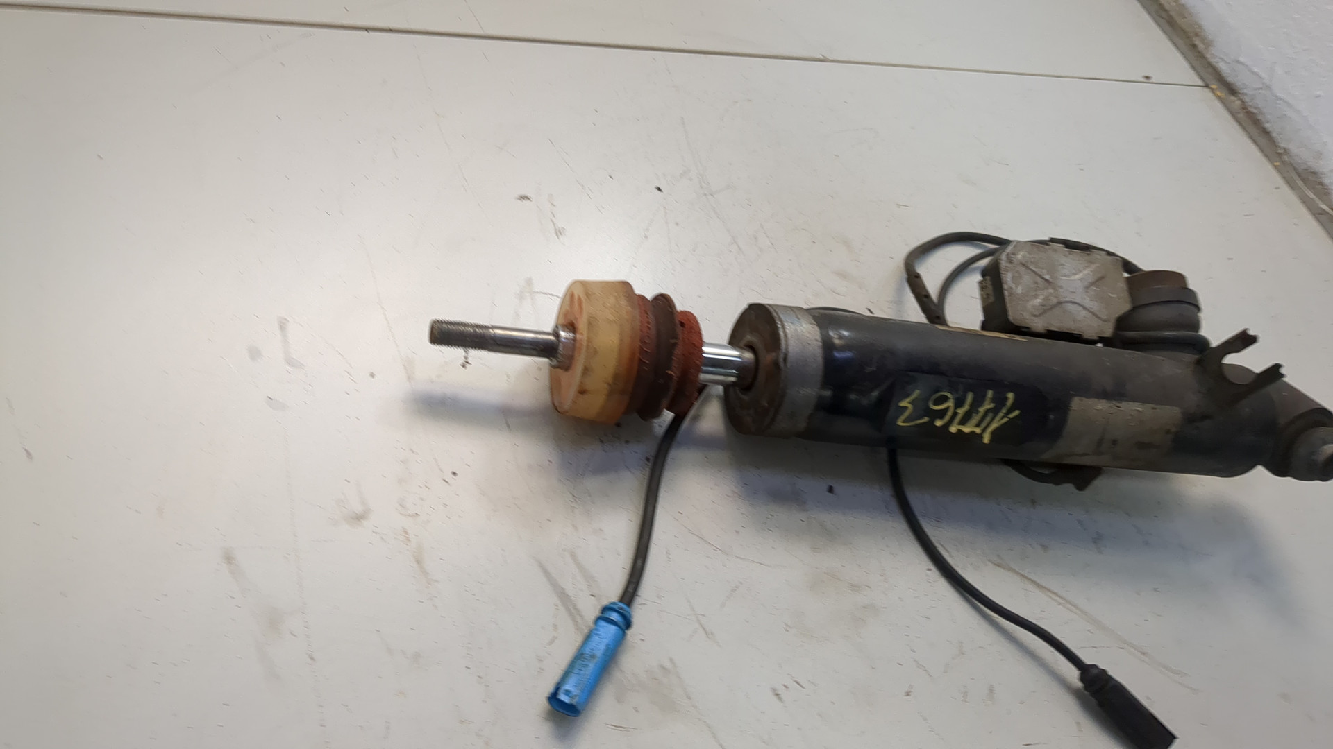 Амортизатор задний правый