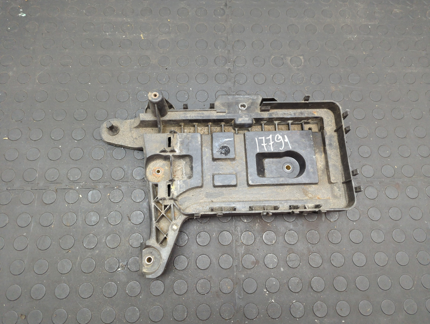 Площадка под аккумулятор (АКБ)