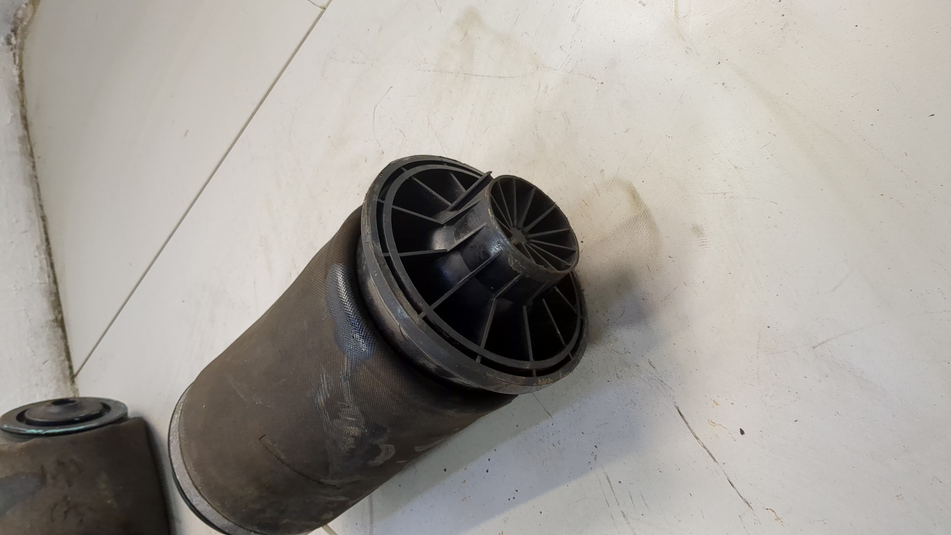 Амортизатор задний (стойка)