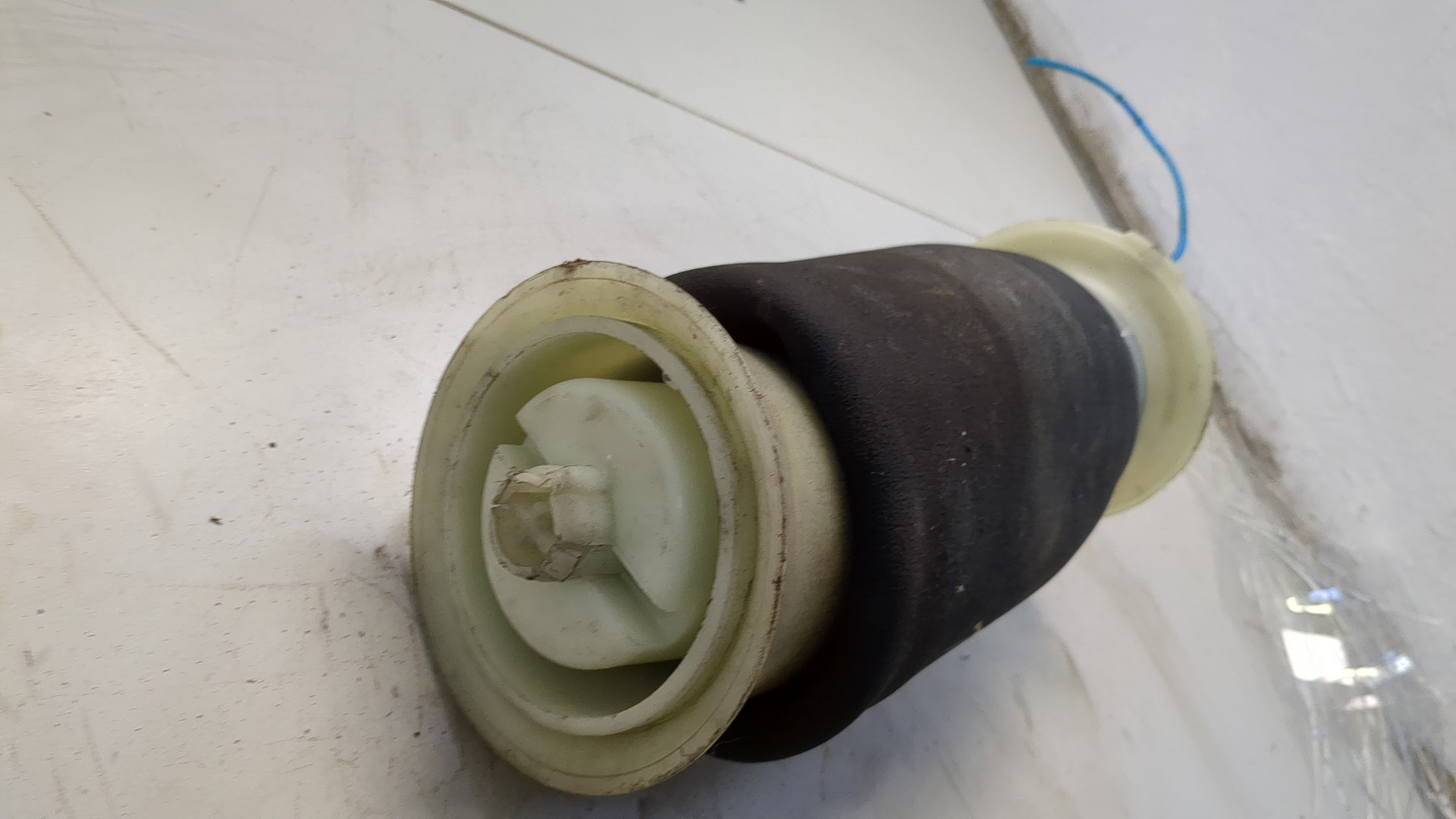 Амортизатор задний (стойка)