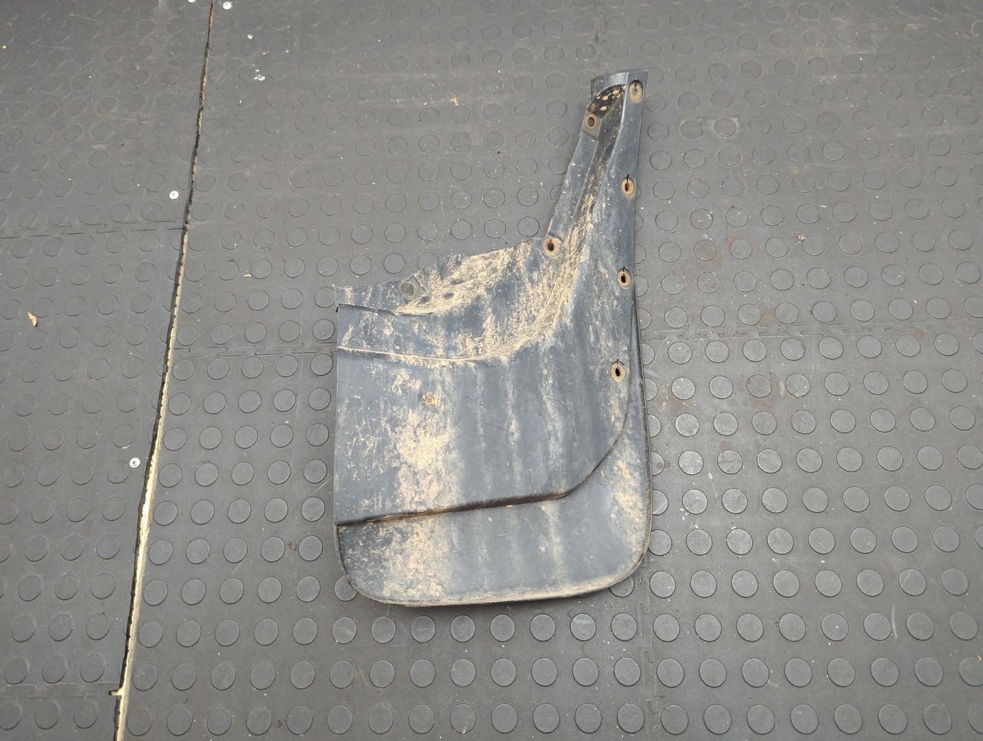 Брызговик задний левый