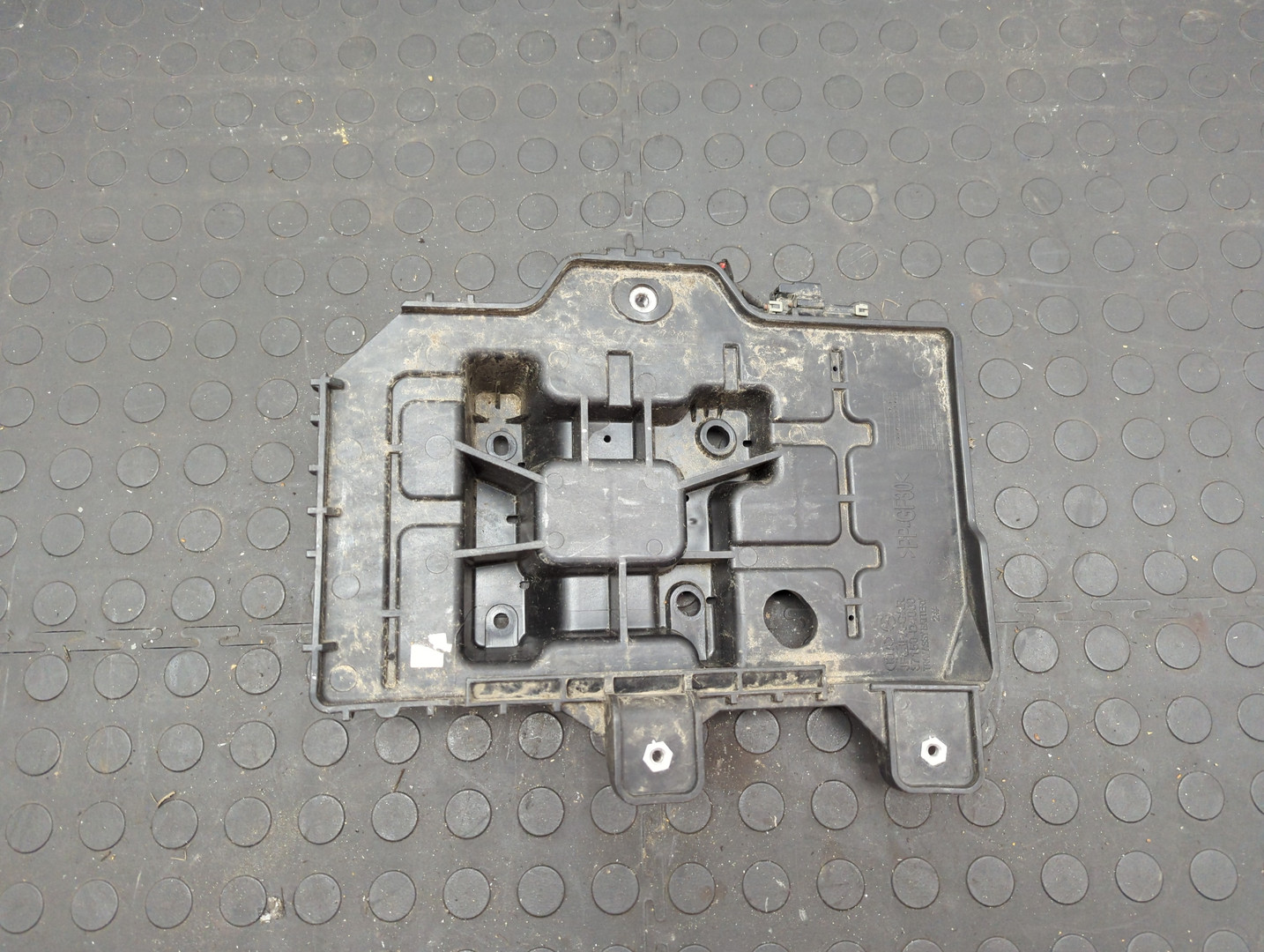 Площадка под аккумулятор (АКБ)