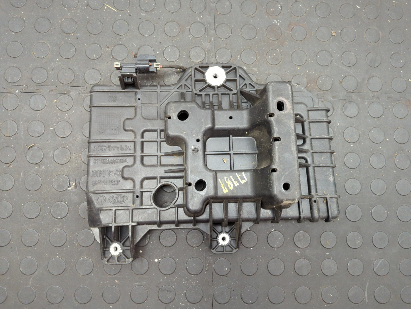 Площадка под аккумулятор (АКБ)