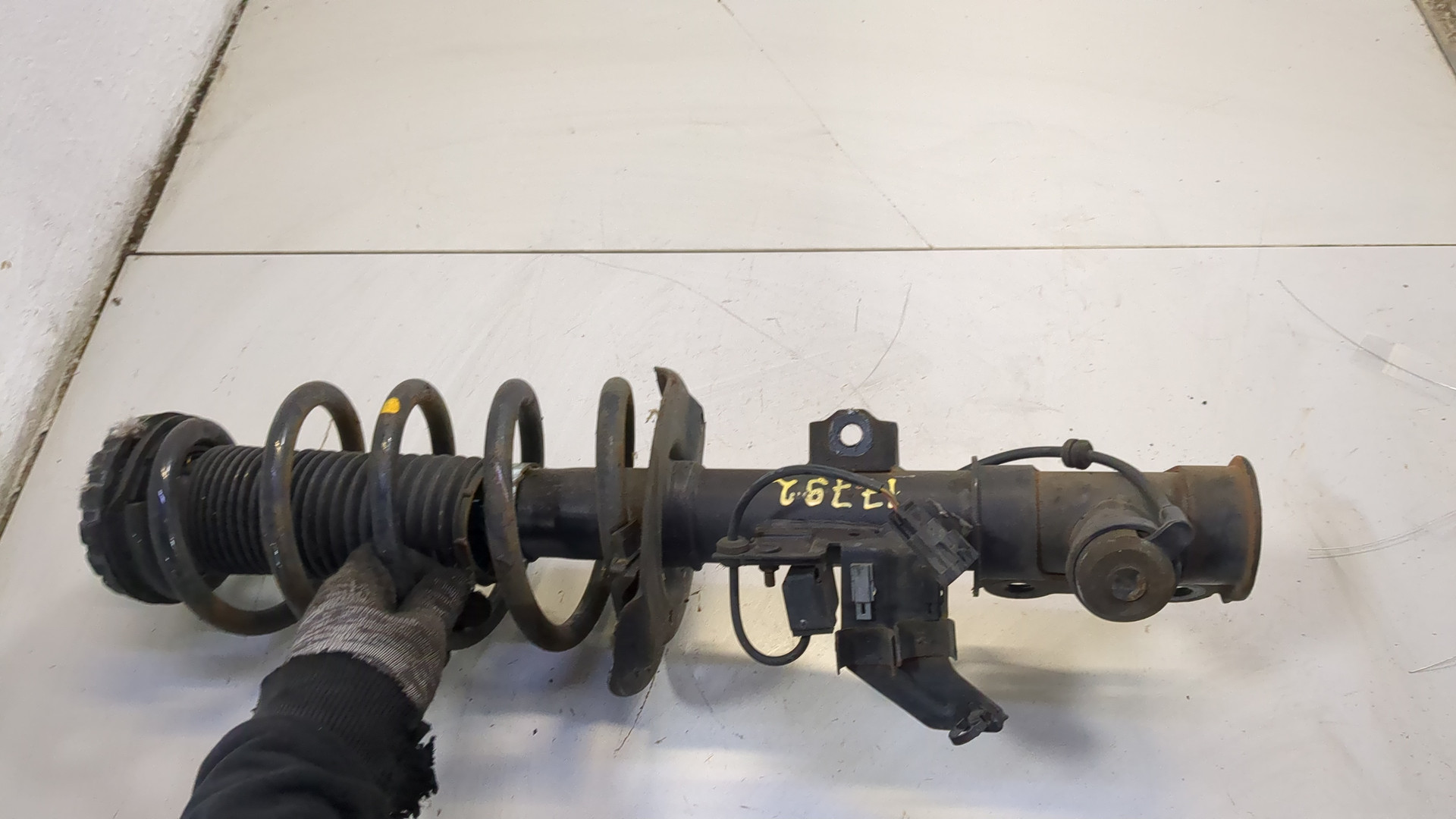 Амортизатор передний правый