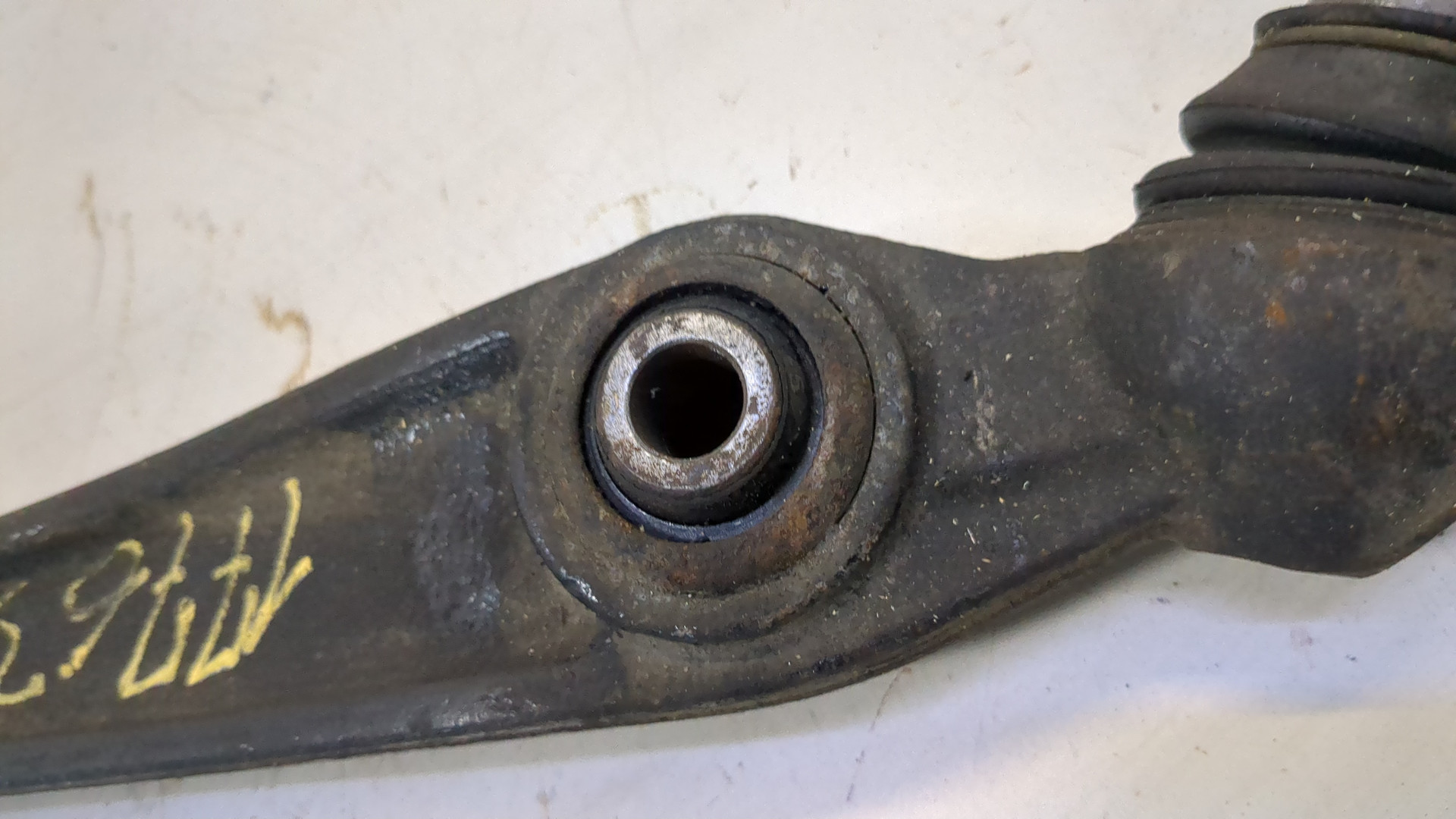 Рычаг передний правый