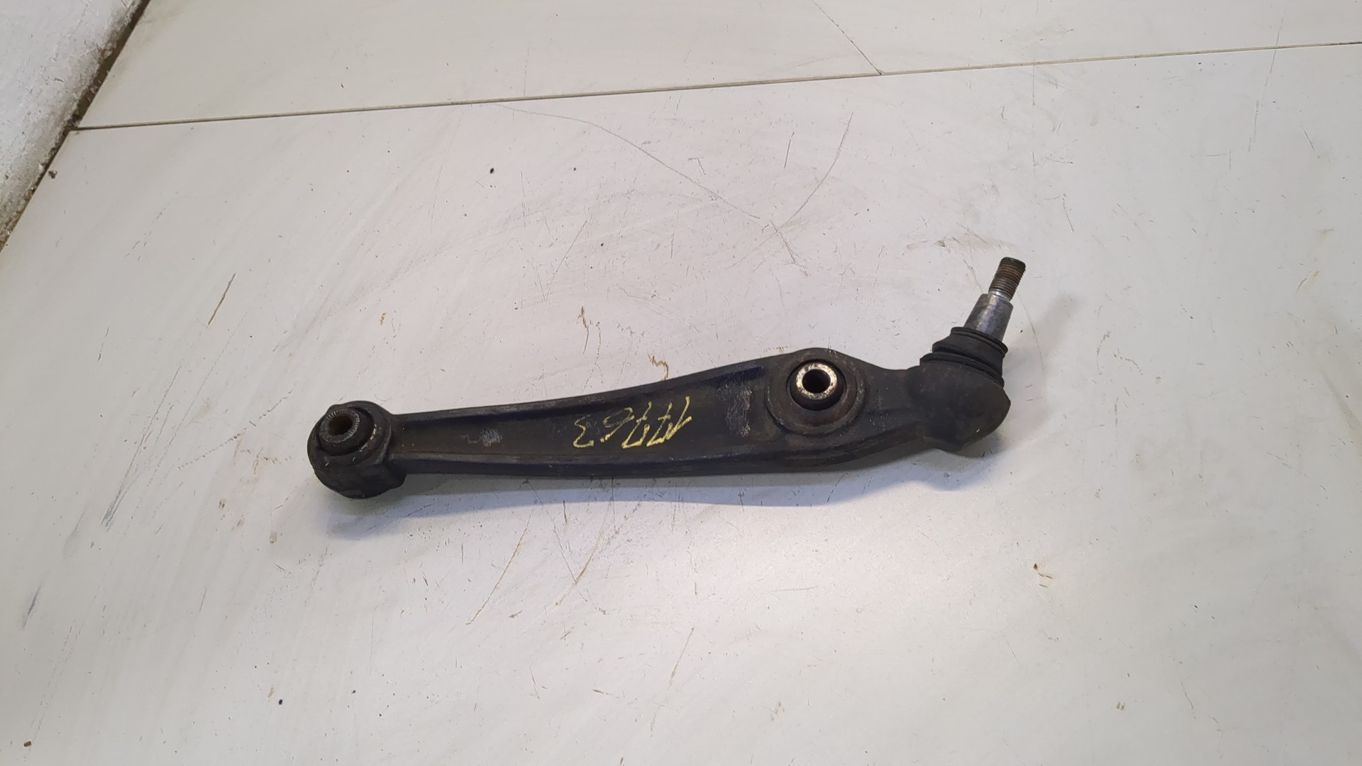 Рычаг передний правый