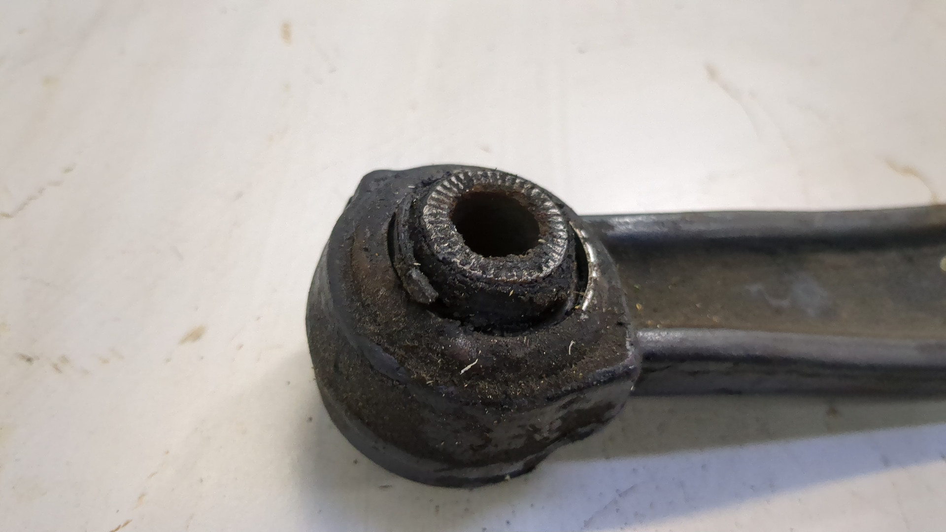 Рычаг передний правый