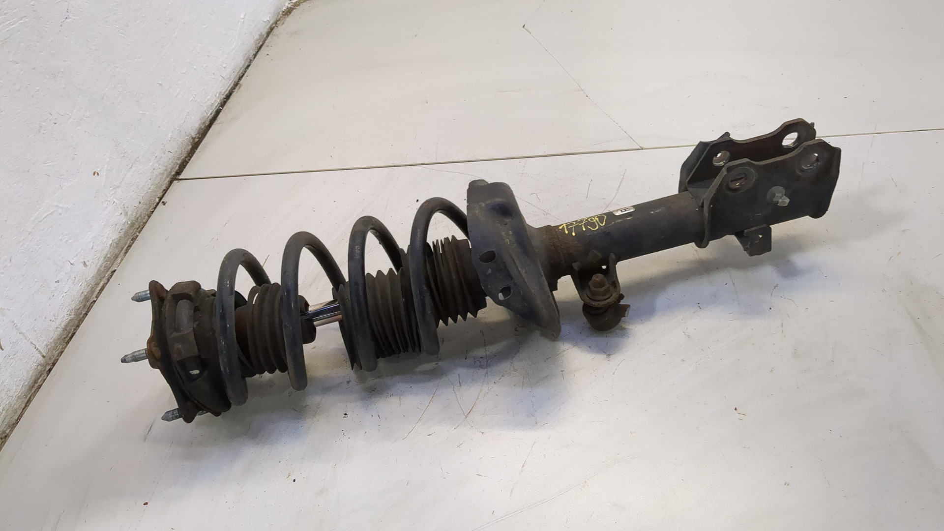 Амортизатор передний правый