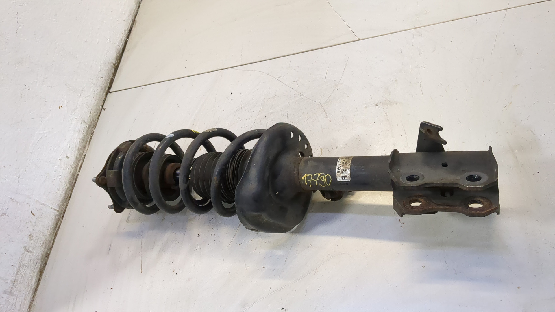 Амортизатор передний правый