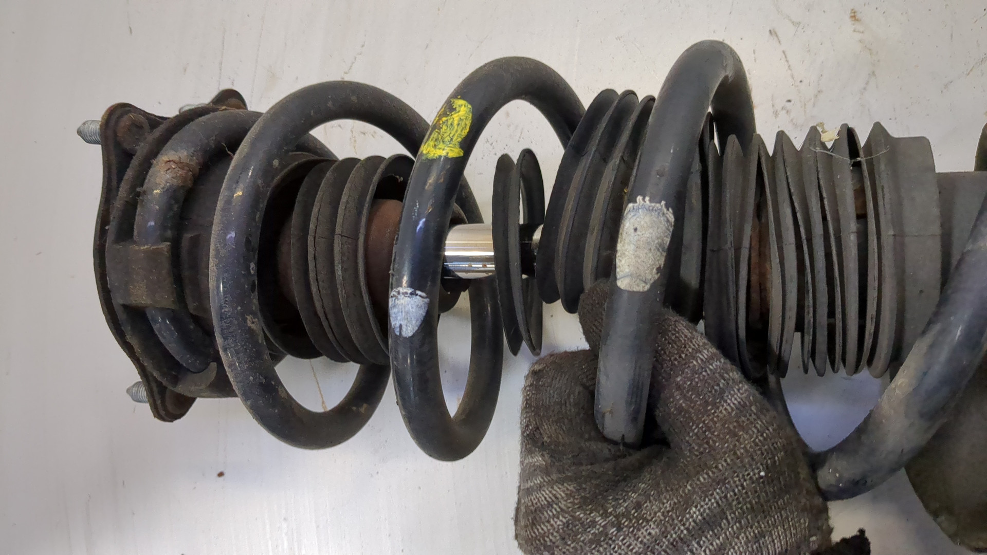 Амортизатор передний правый