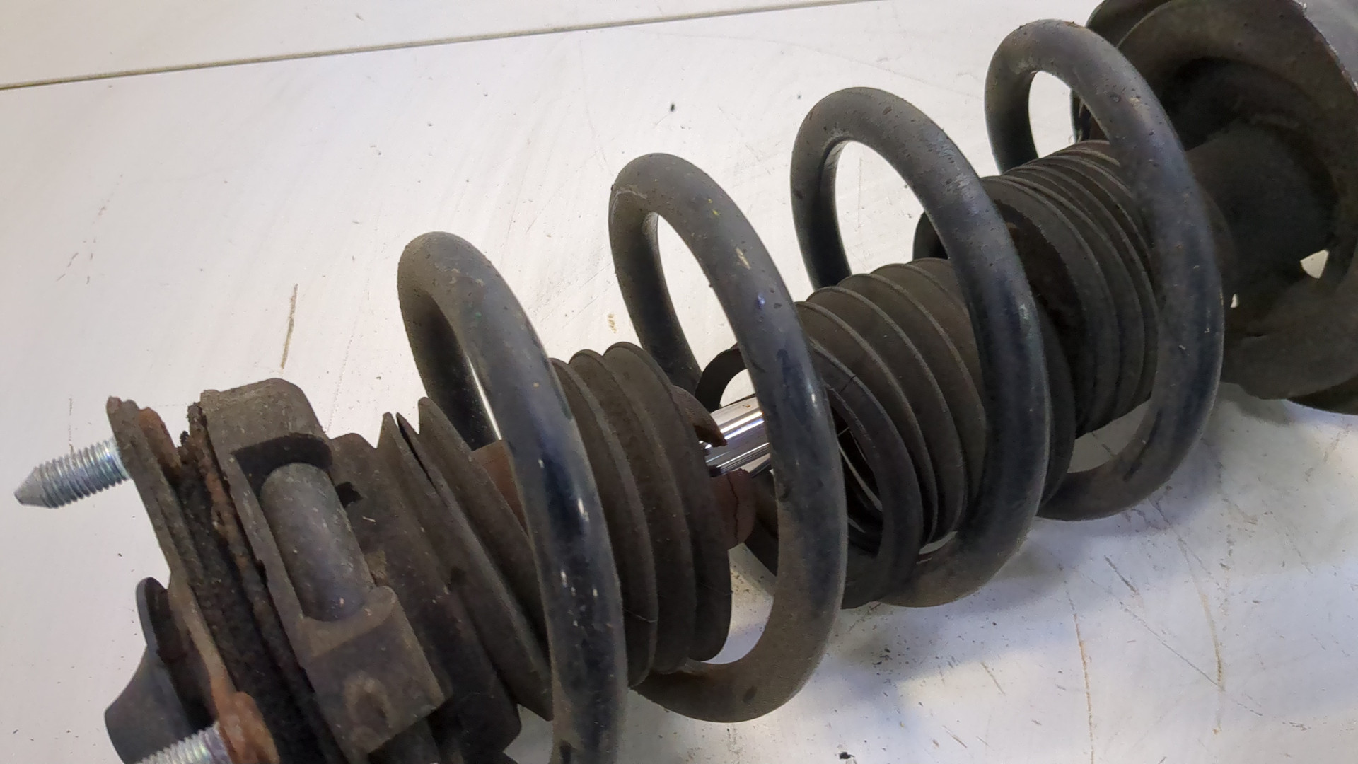 Амортизатор передний правый