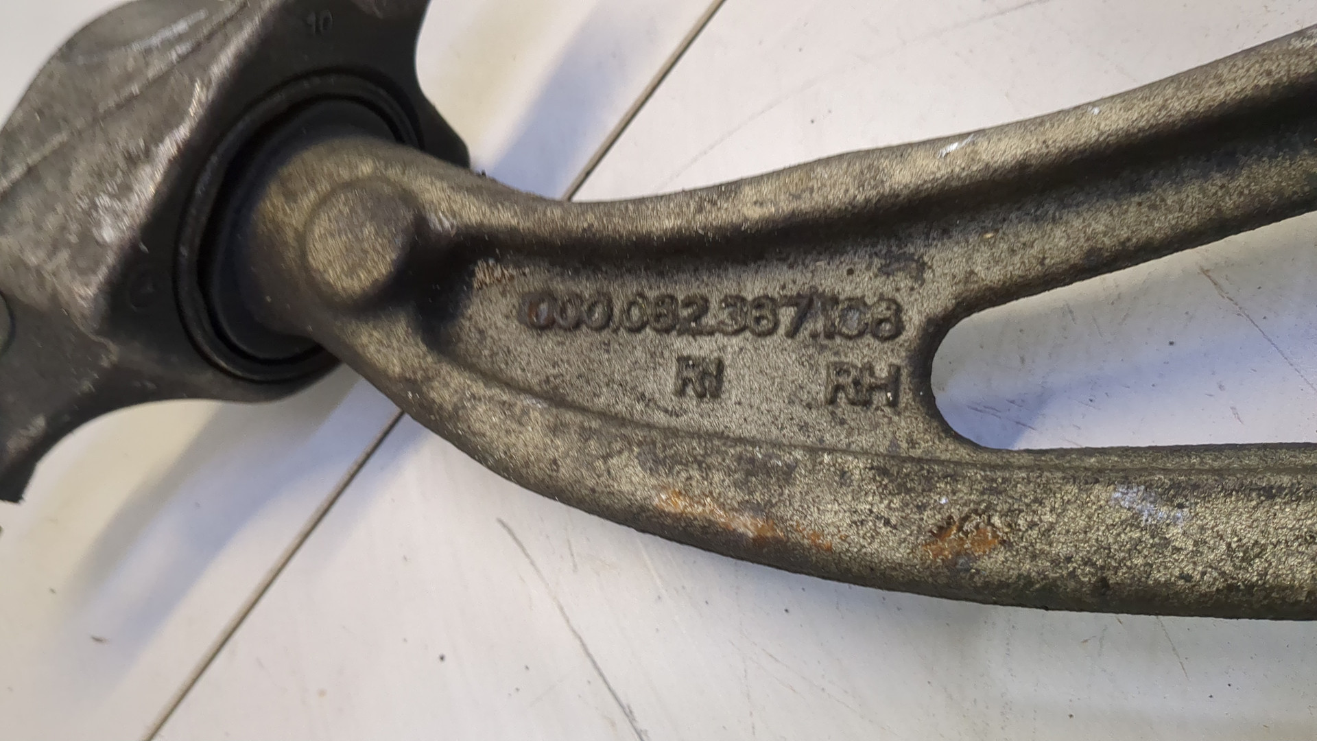 Рычаг передний правый