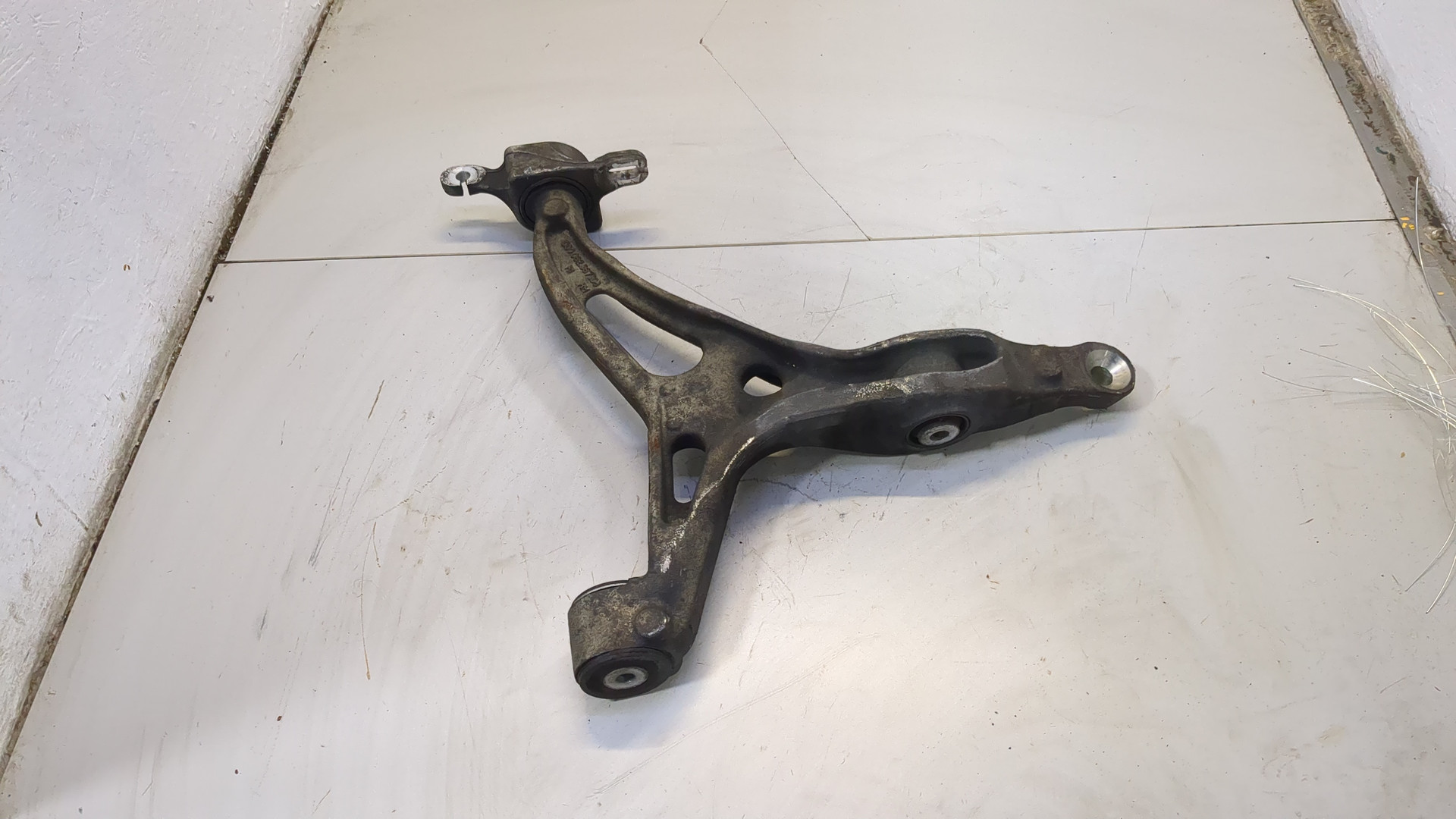 Рычаг передний правый