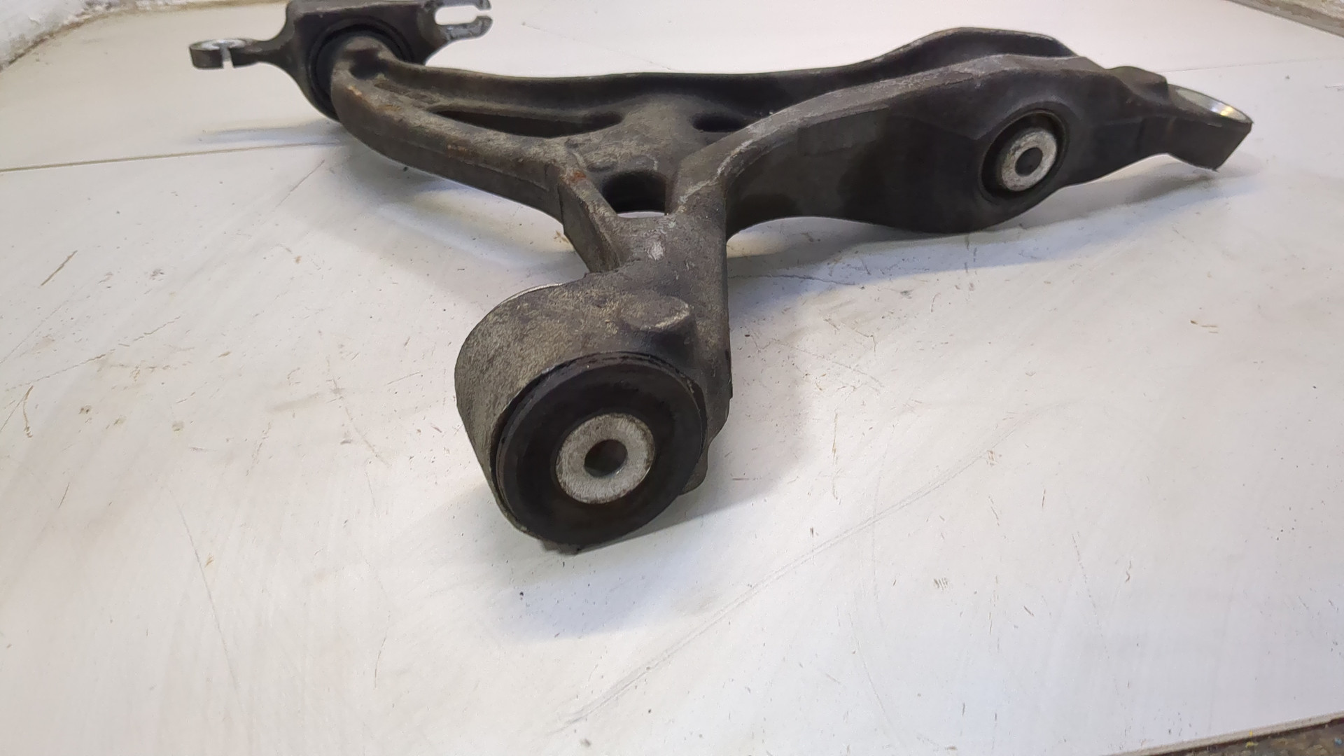 Рычаг передний правый