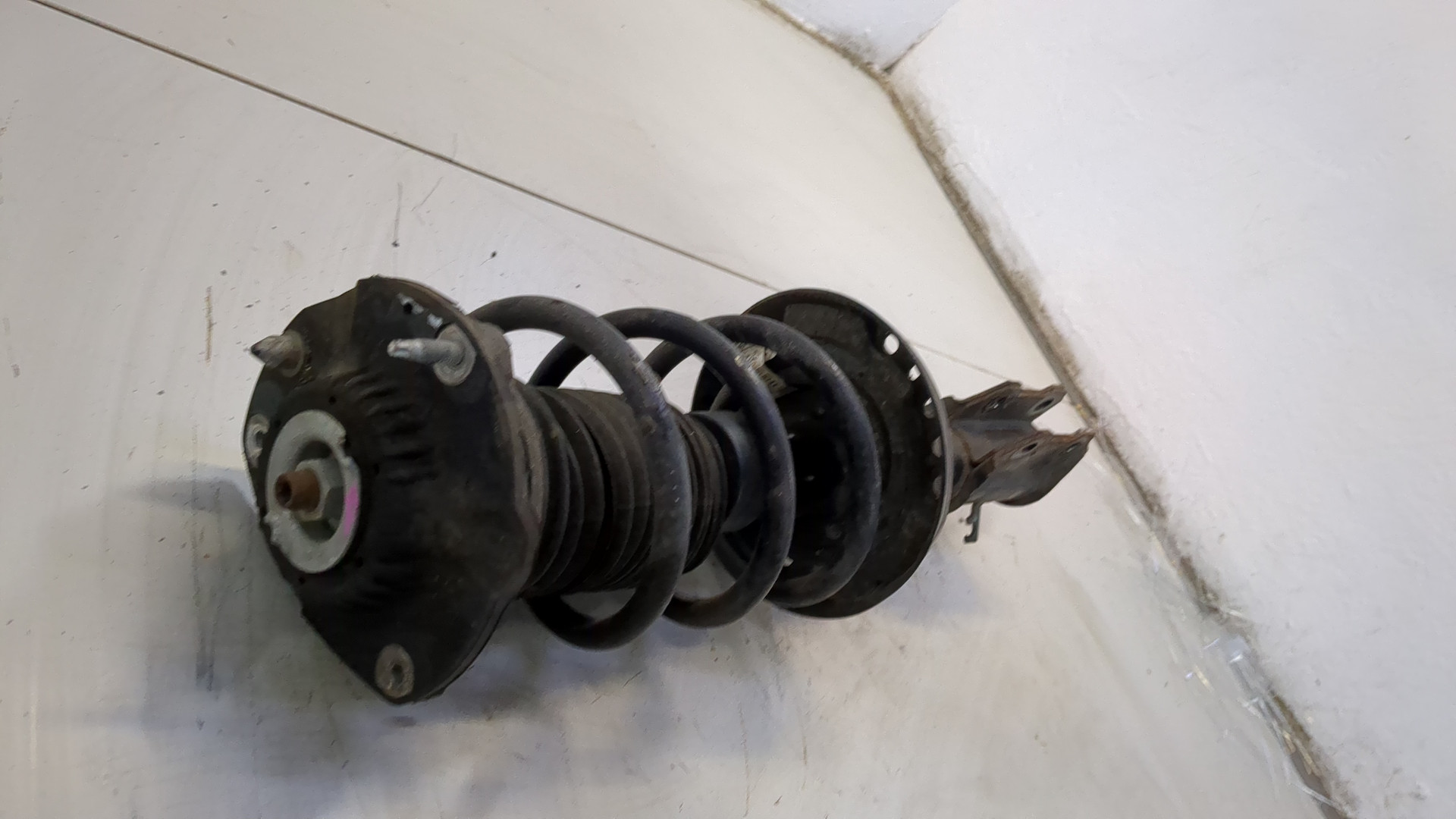 Амортизатор передний левый