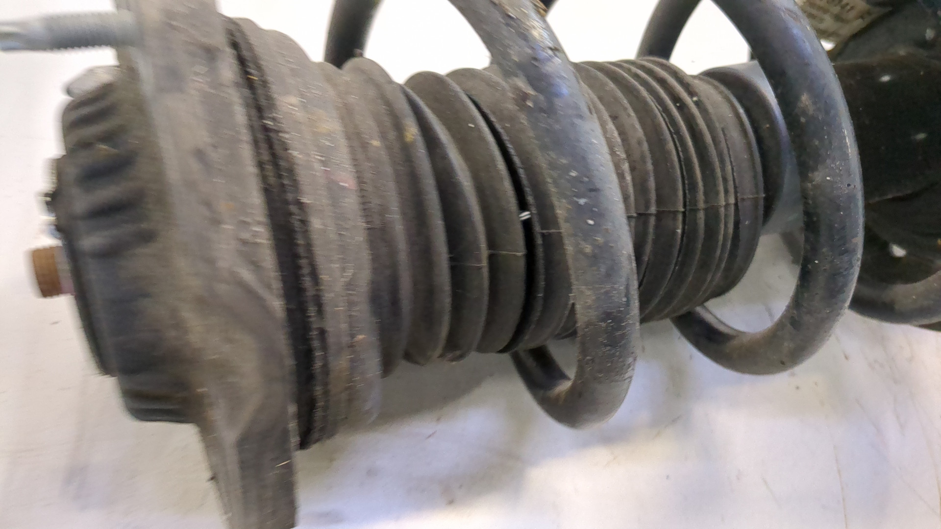 Амортизатор передний левый