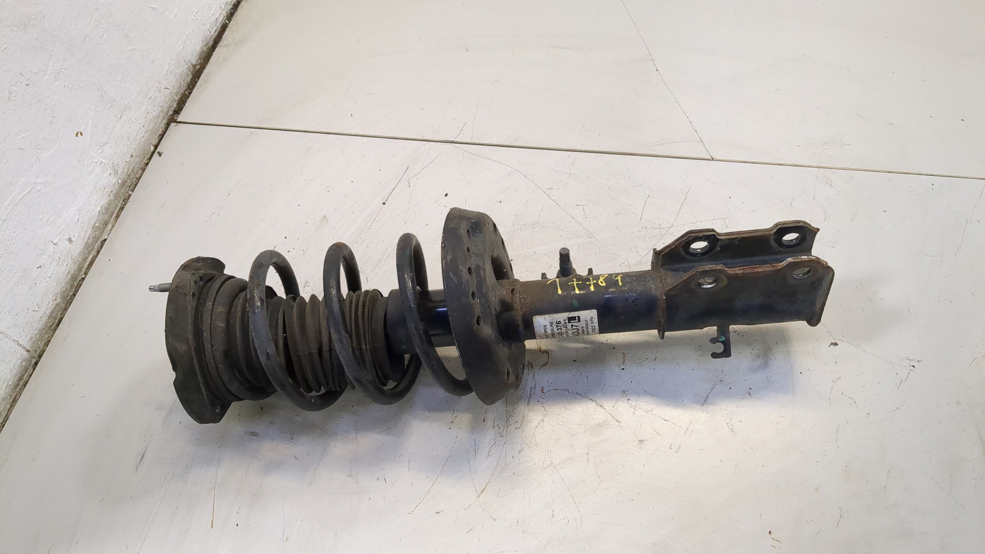 Амортизатор передний левый