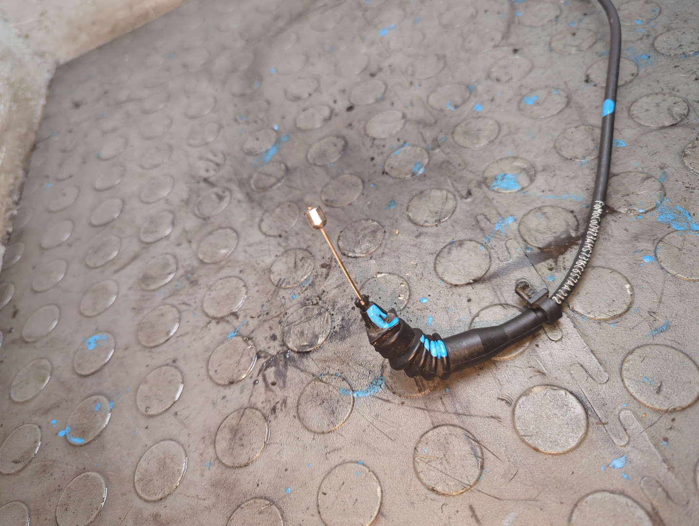 Трос открывания капота