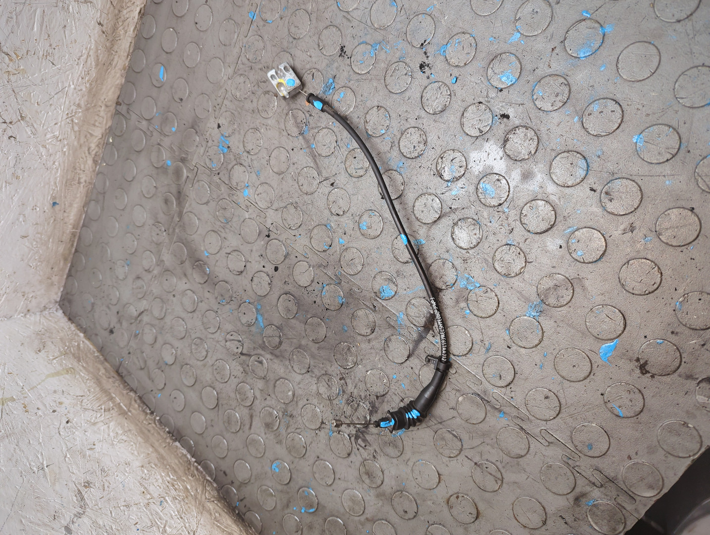 Трос открывания капота