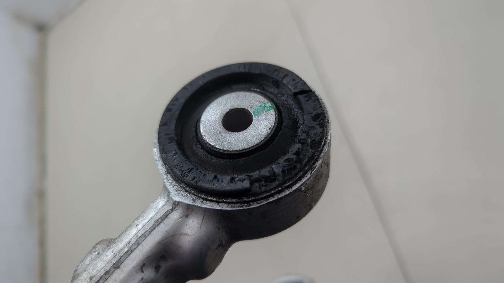 Рычаг передний левый