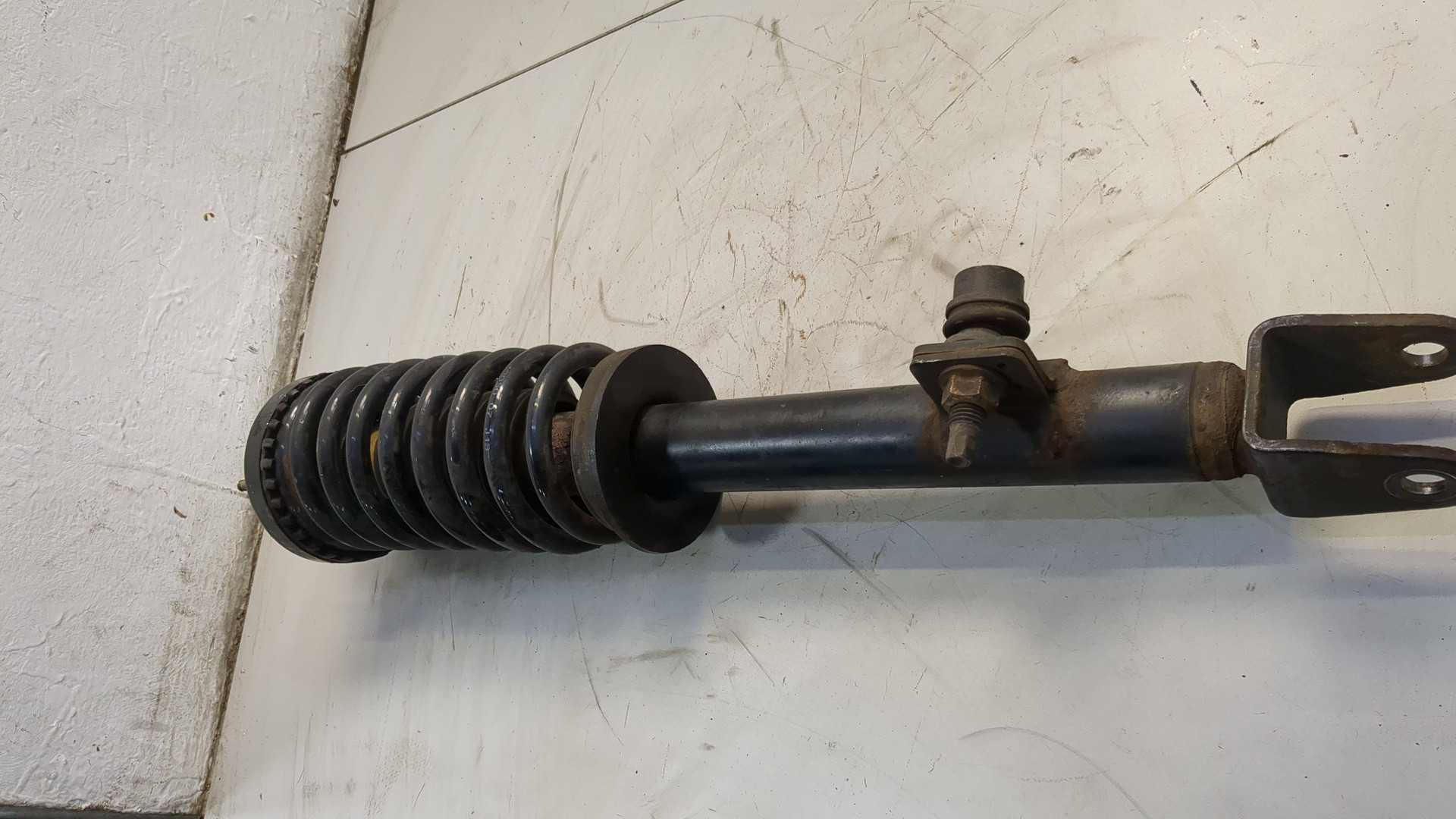 Амортизатор передний