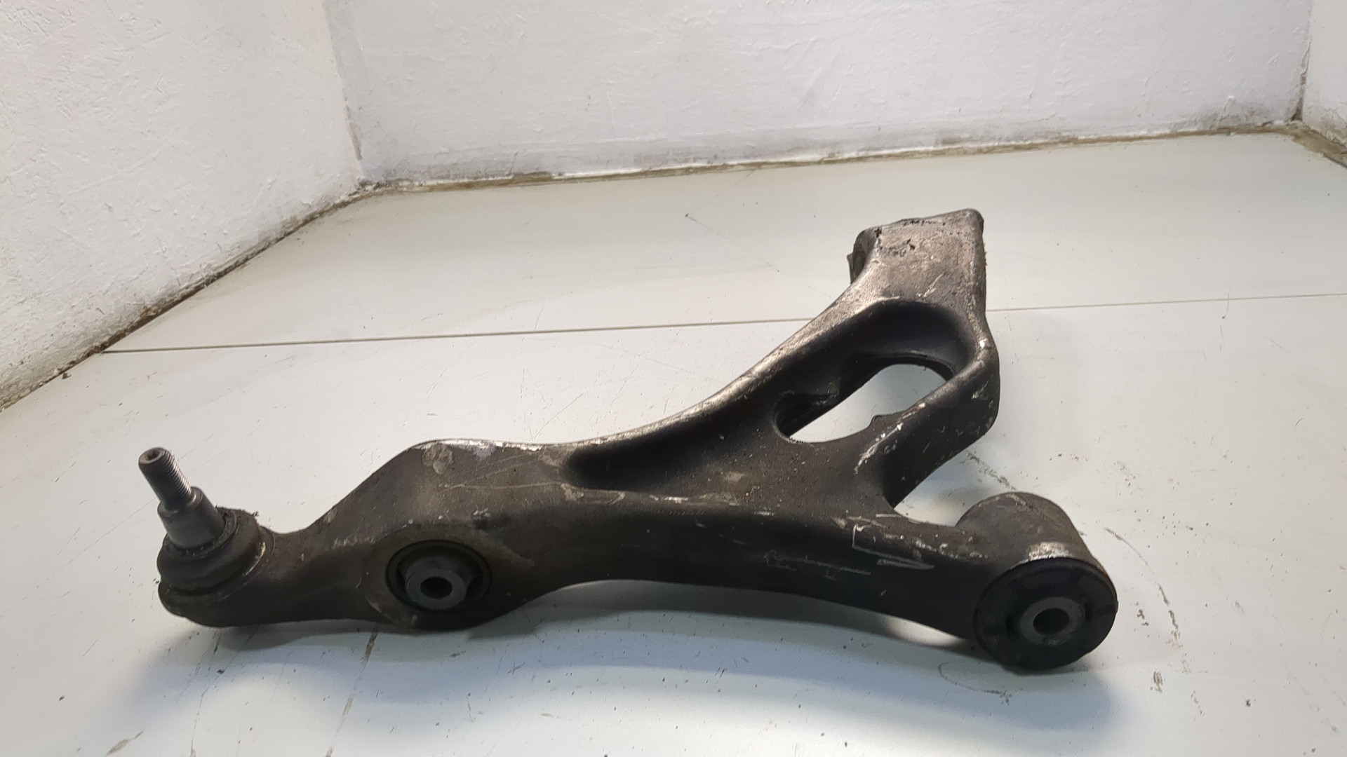 Рычаг передний левый