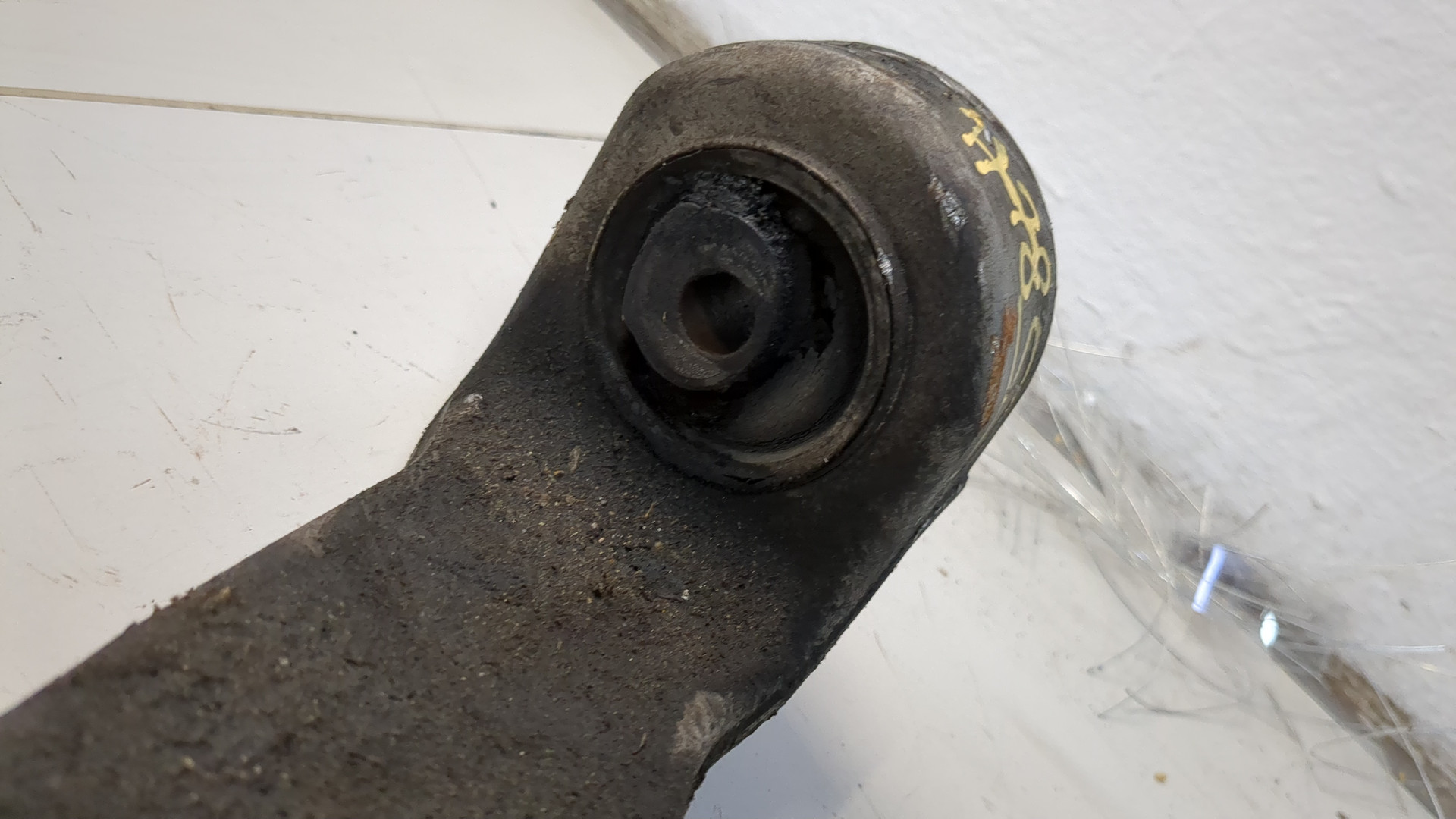 Рычаг передний левый