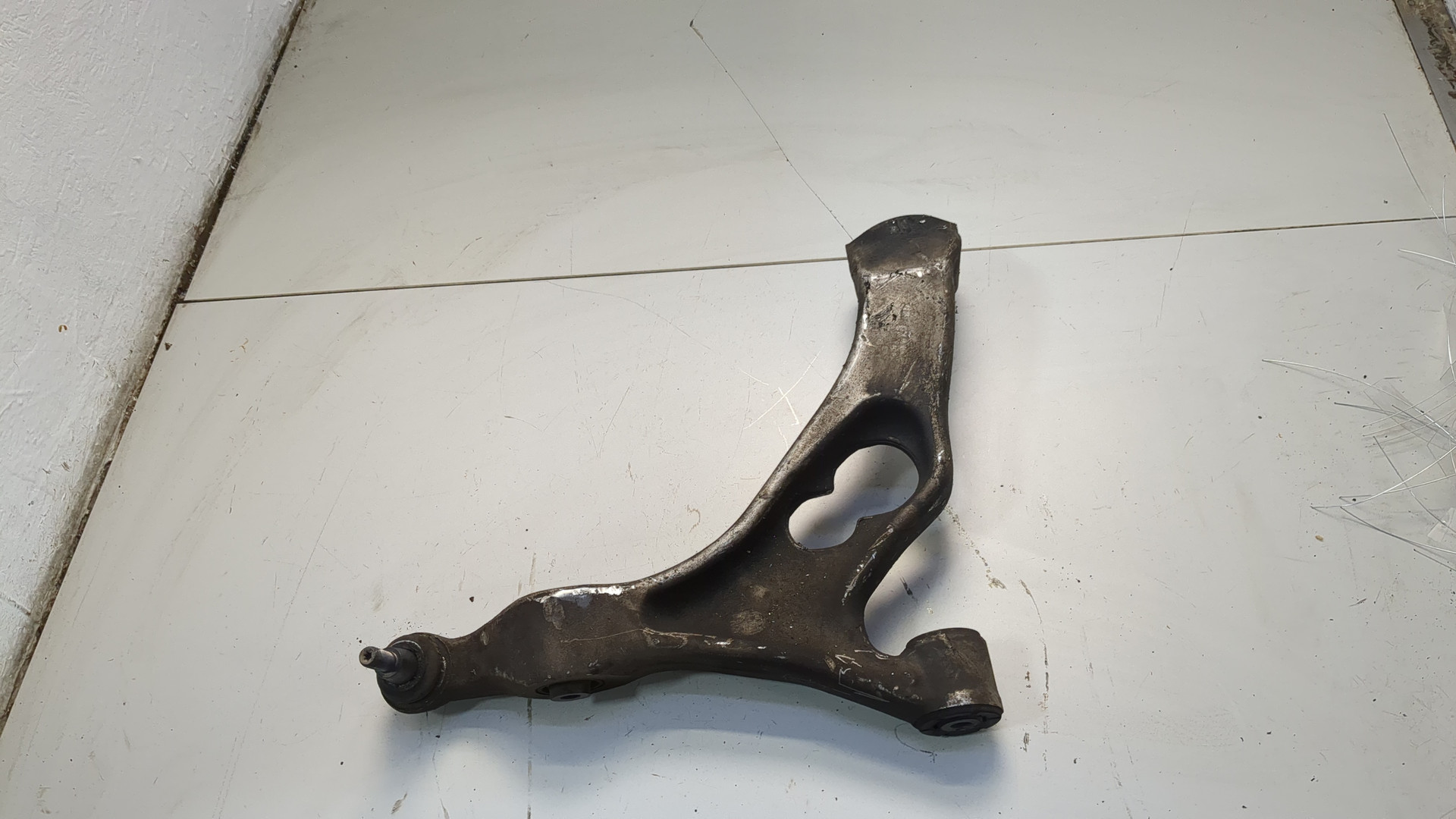 Рычаг передний левый