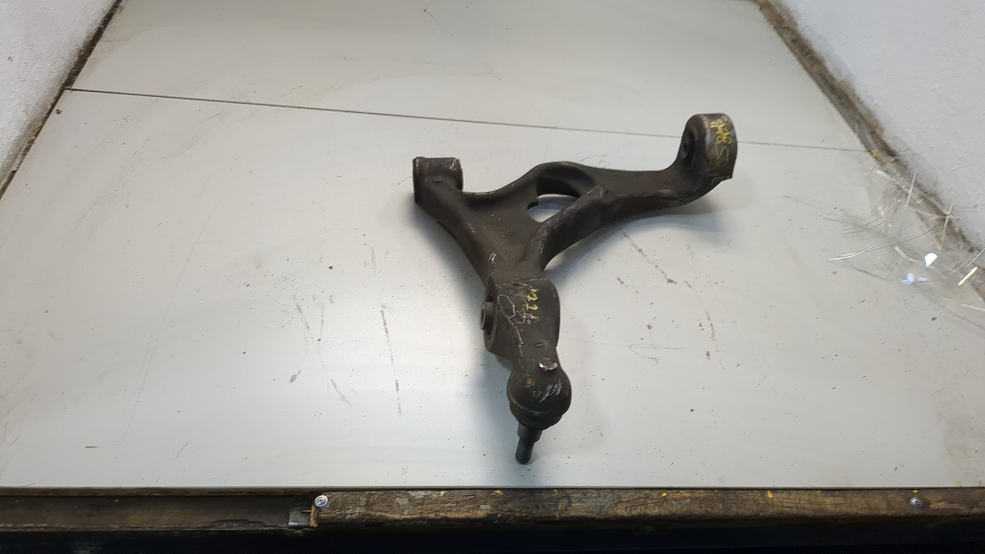 Рычаг передний левый