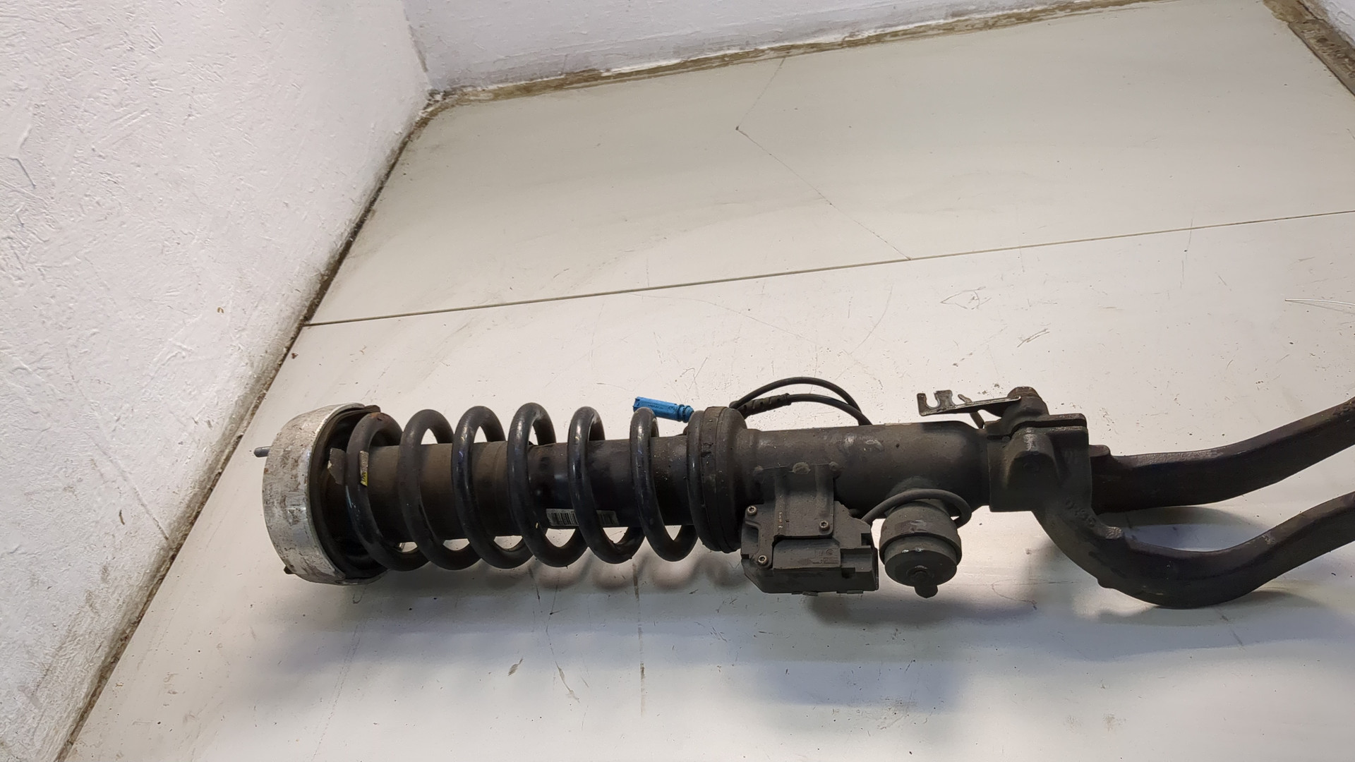 Амортизатор передний левый