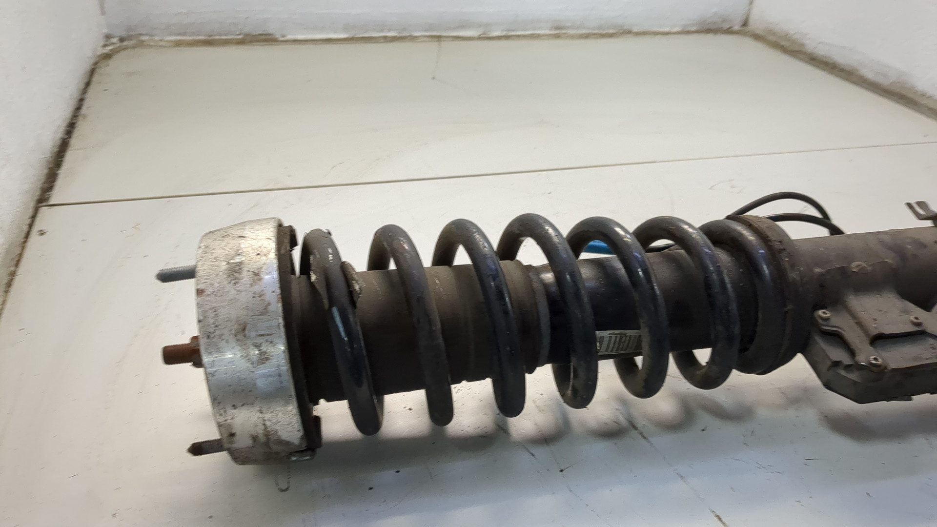 Амортизатор передний левый