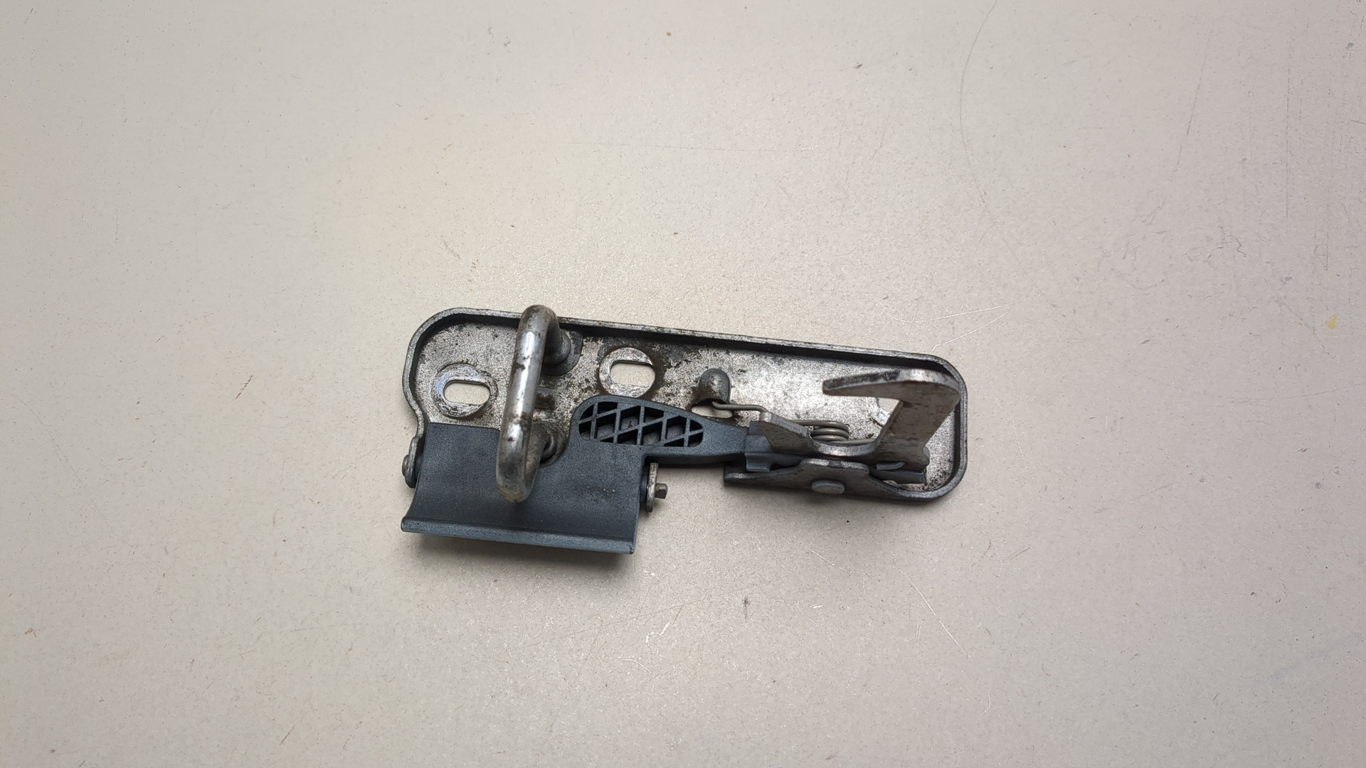 Замок капота