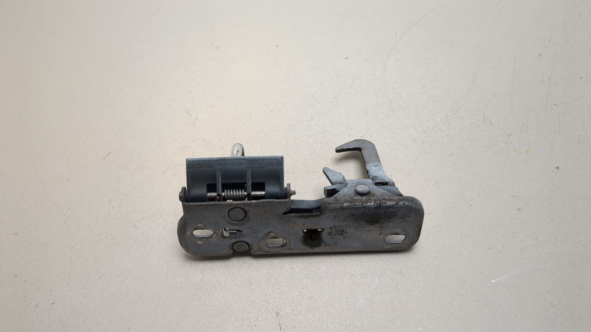 Замок капота