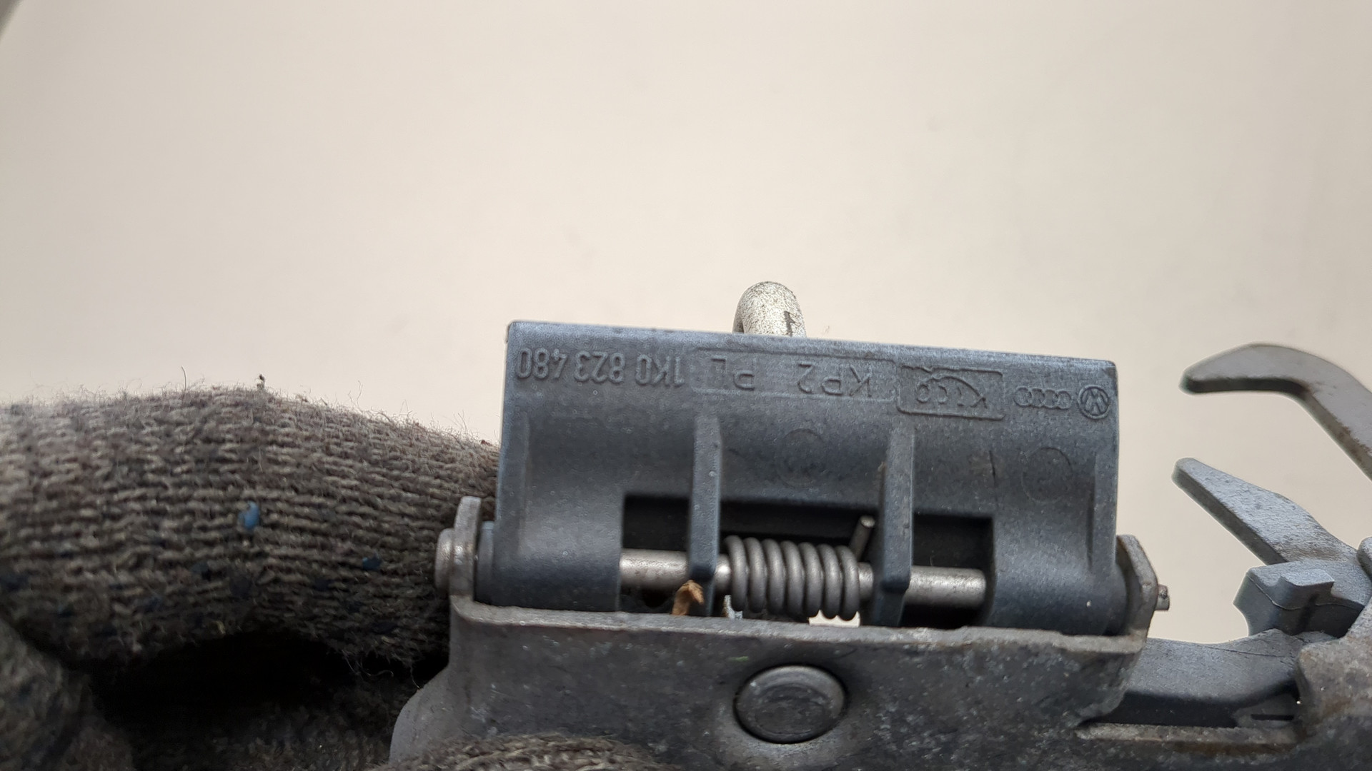 Замок капота