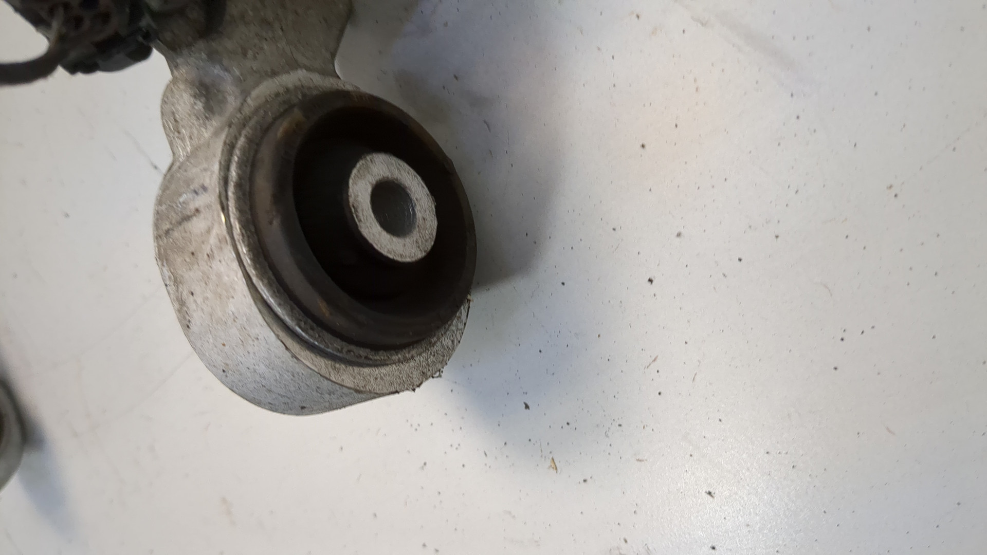 Рычаг передний левый