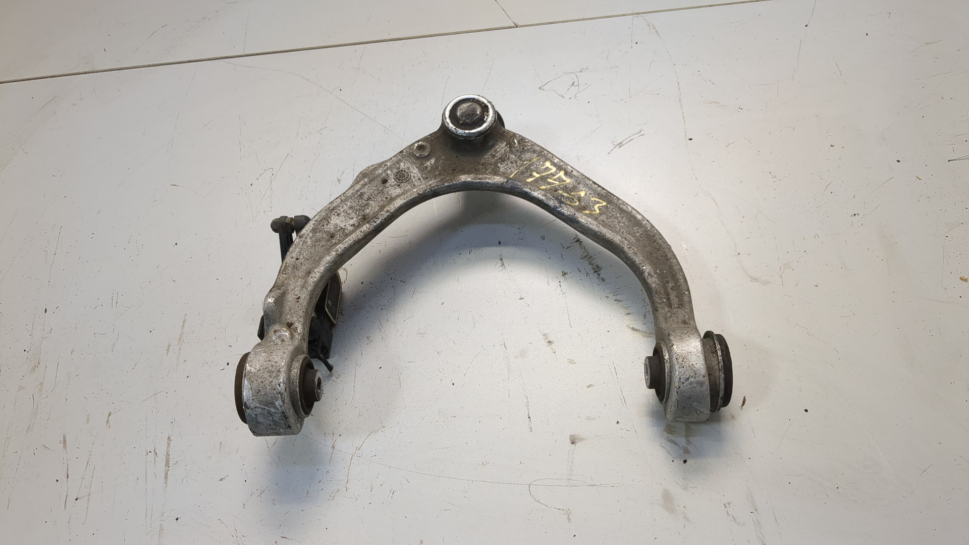 Рычаг передний левый