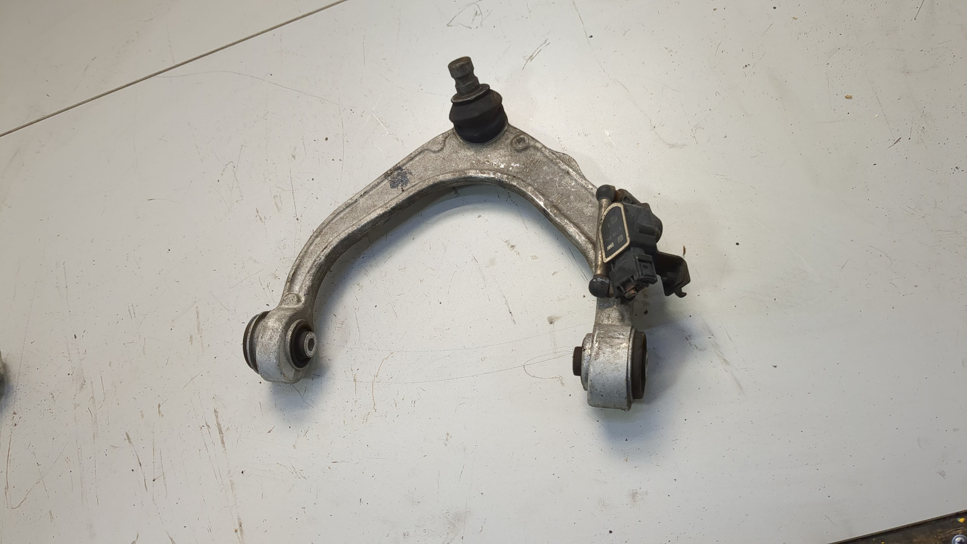 Рычаг передний левый