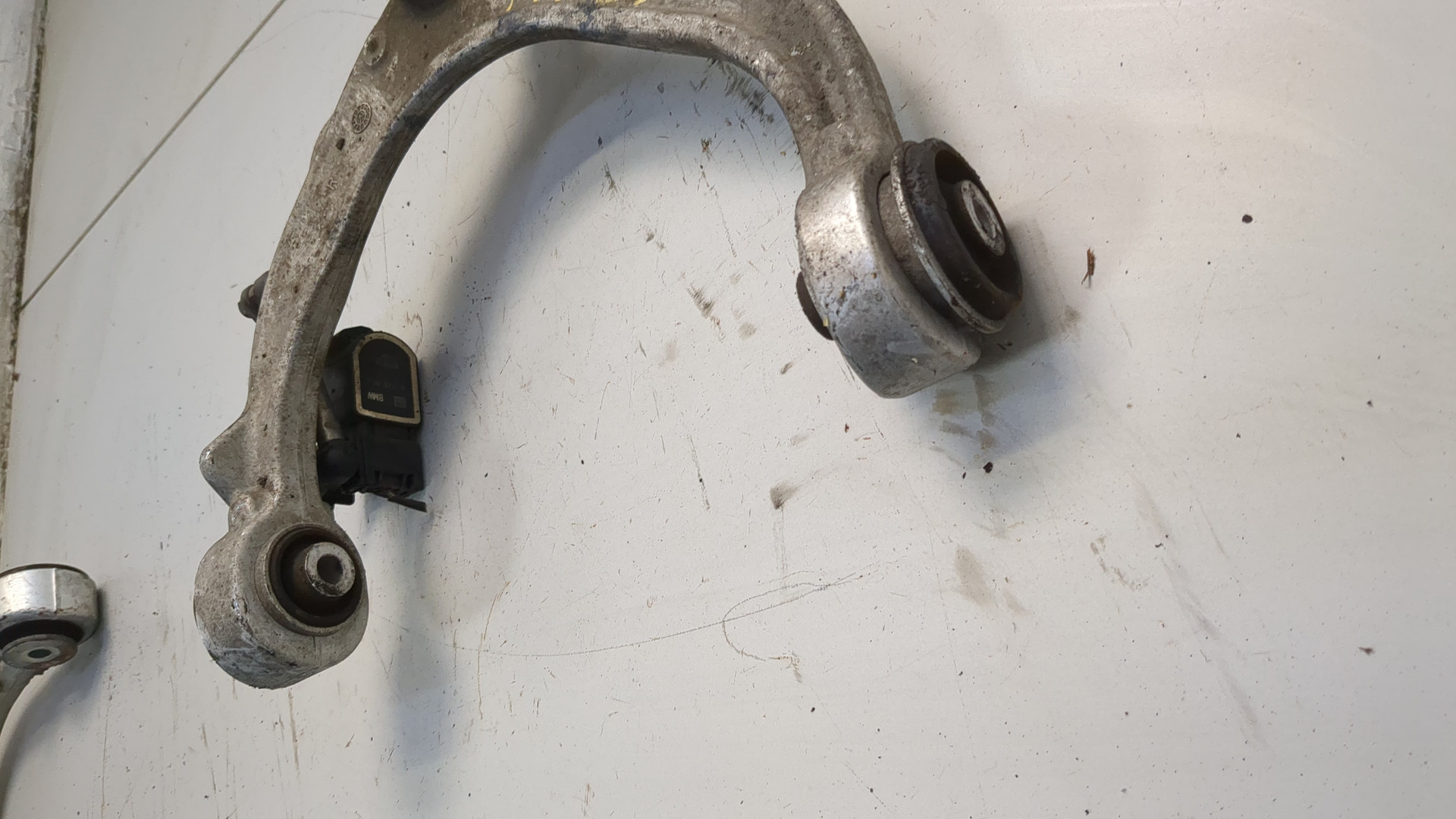 Рычаг передний левый