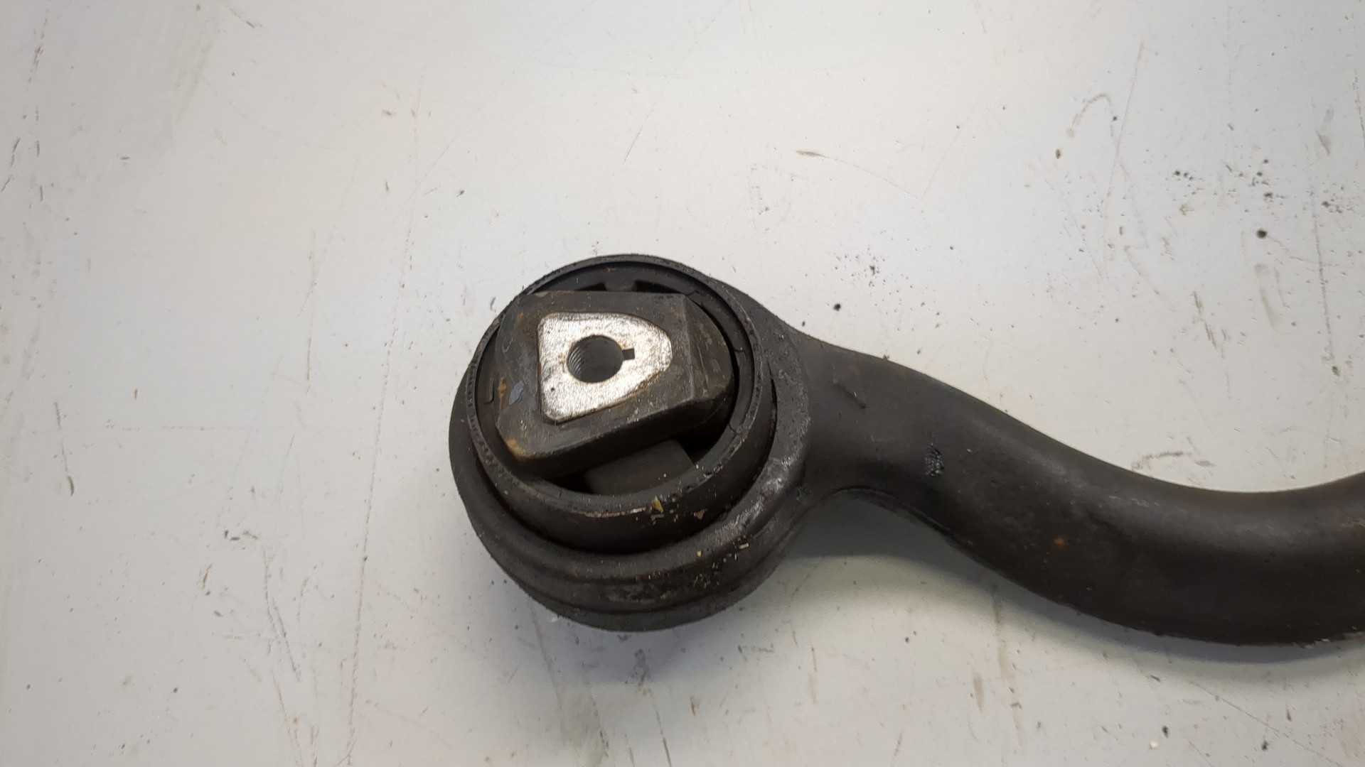 Рычаг передний левый