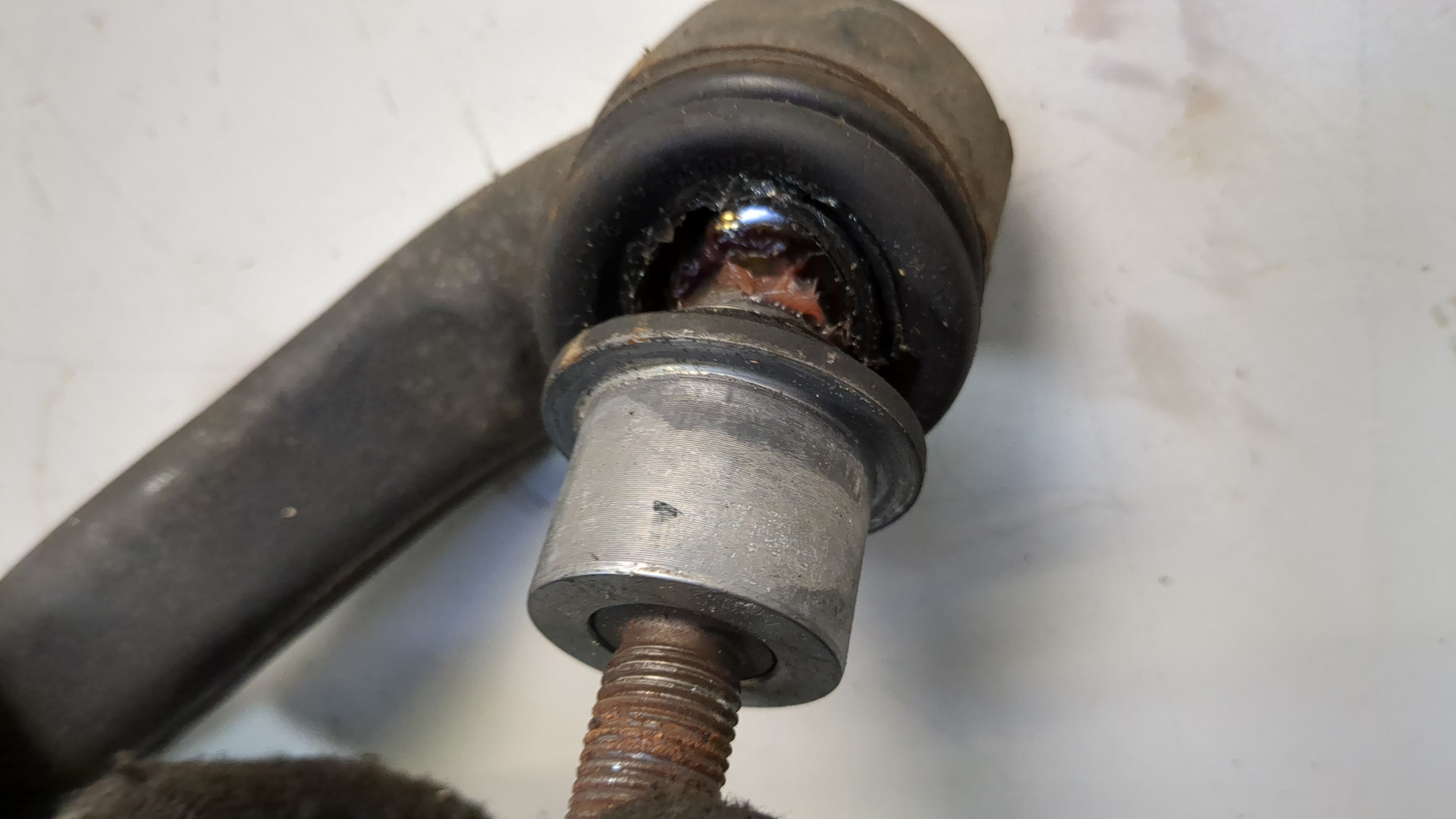 Рычаг передний левый