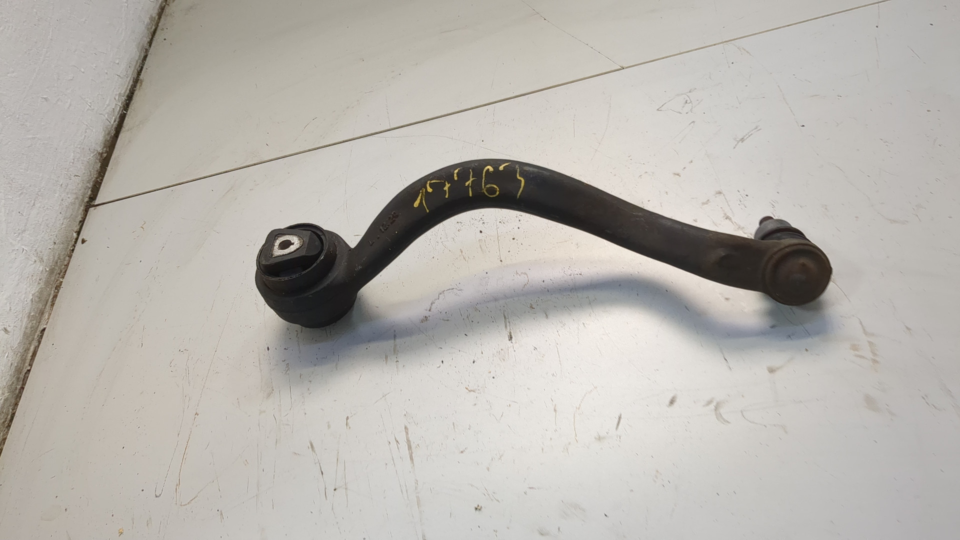 Рычаг передний левый