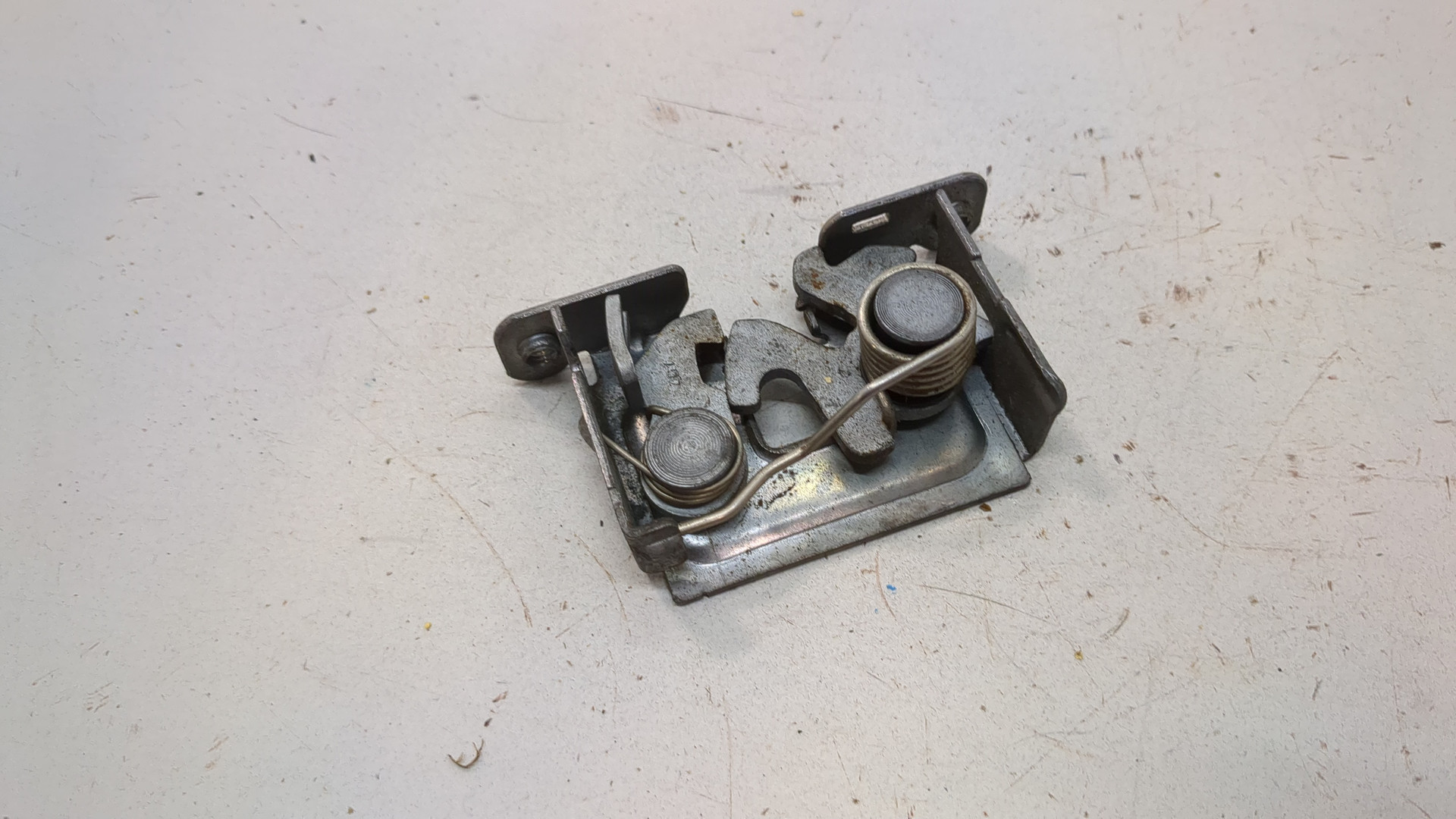 Замок капота