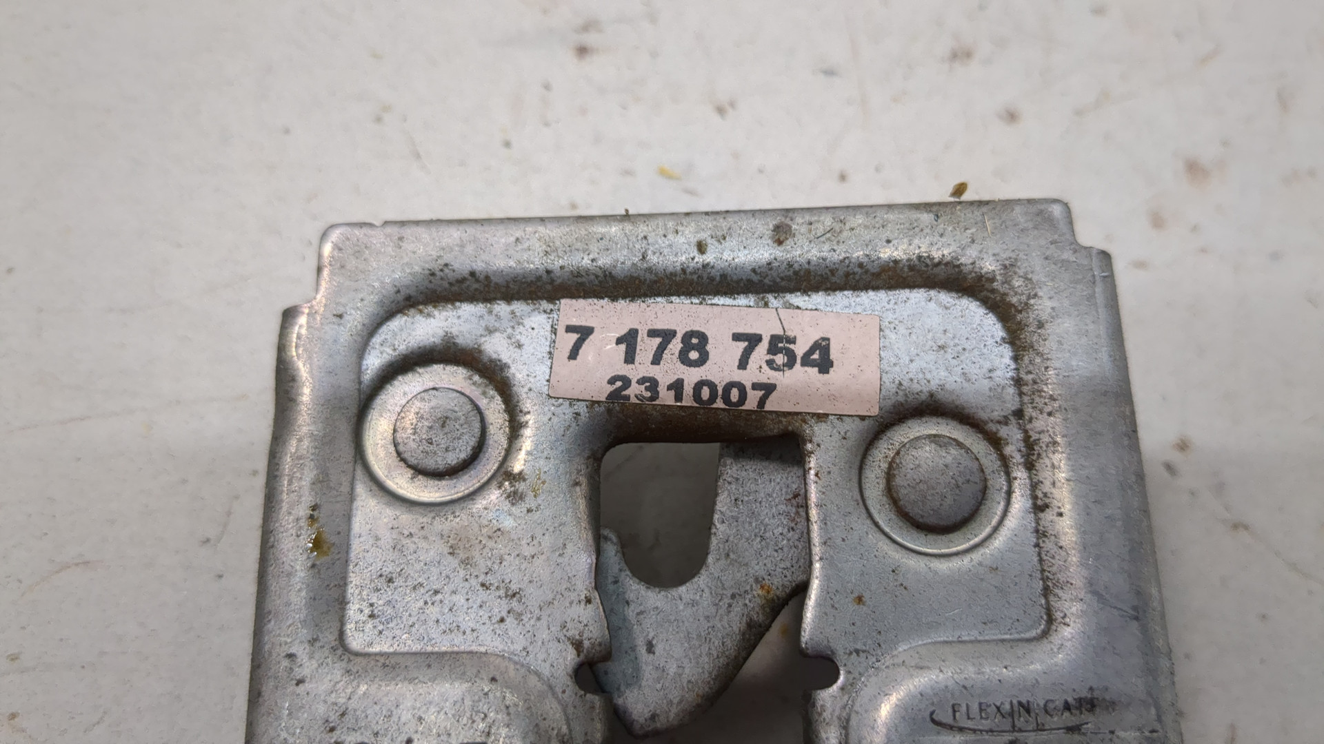 Замок капота