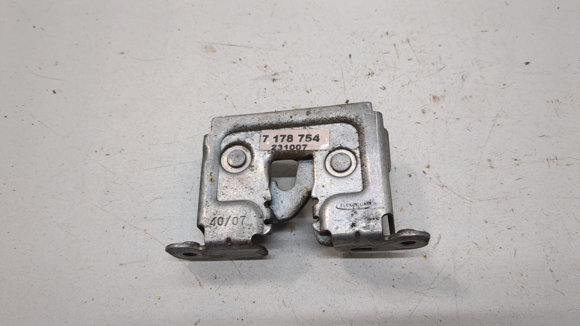 Замок капота