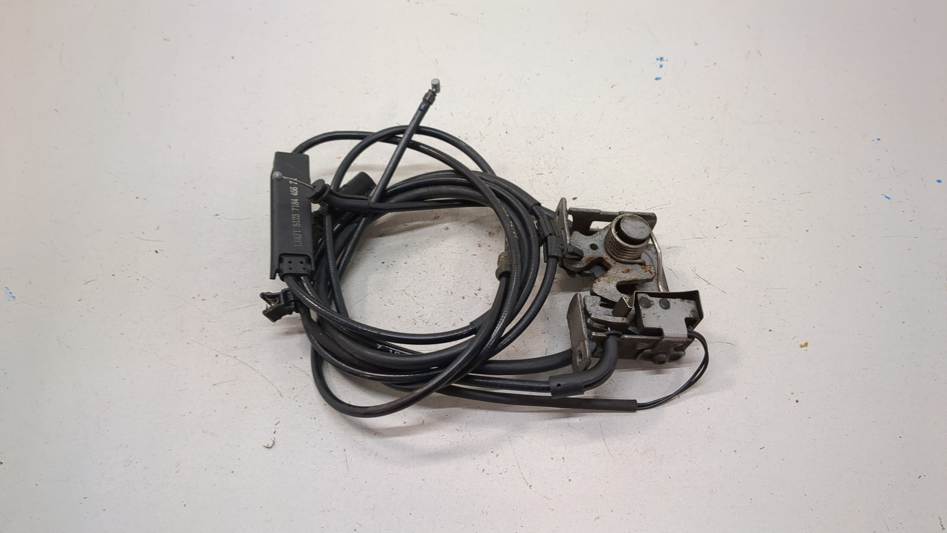 Замок капота