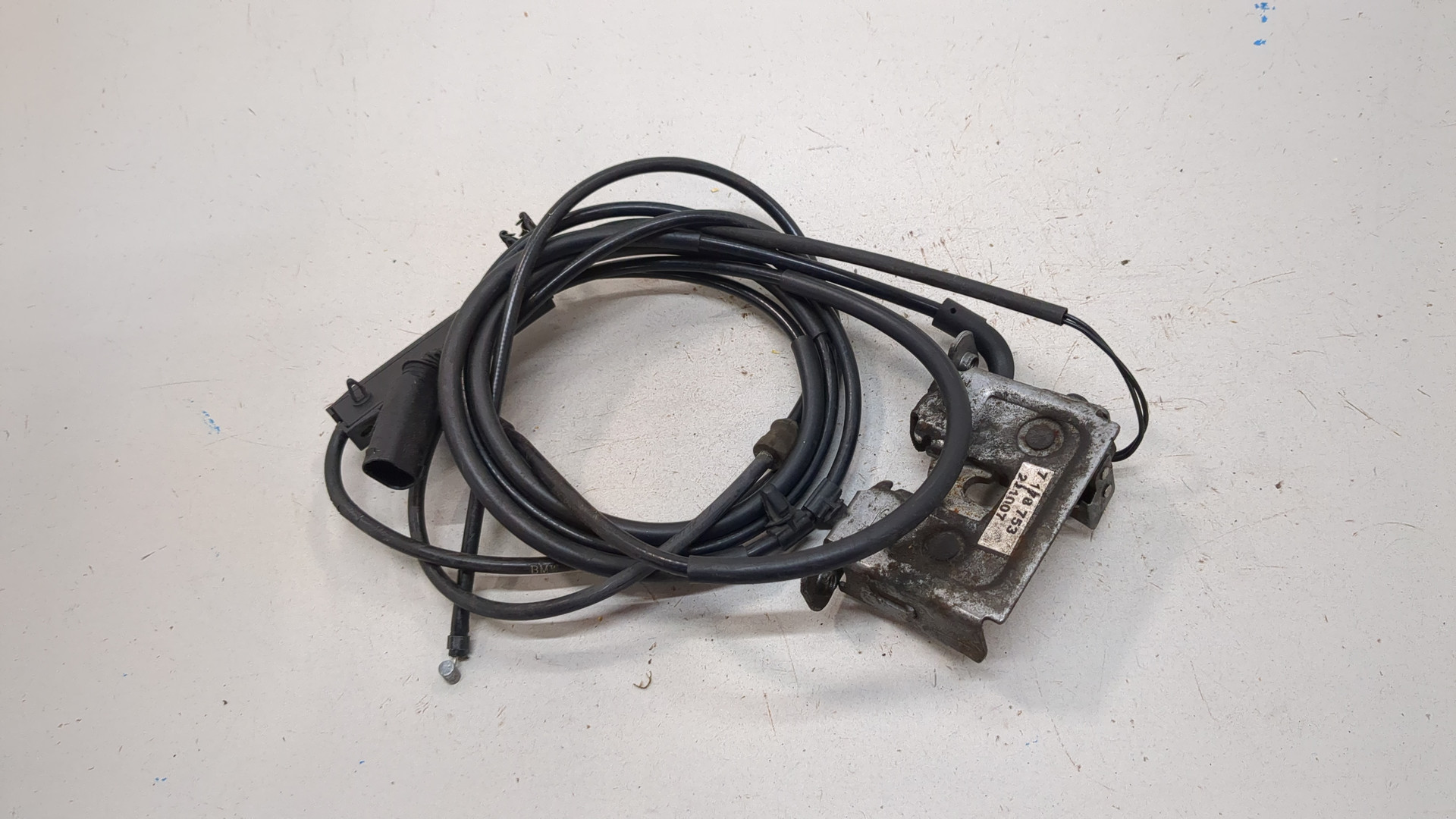 Замок капота