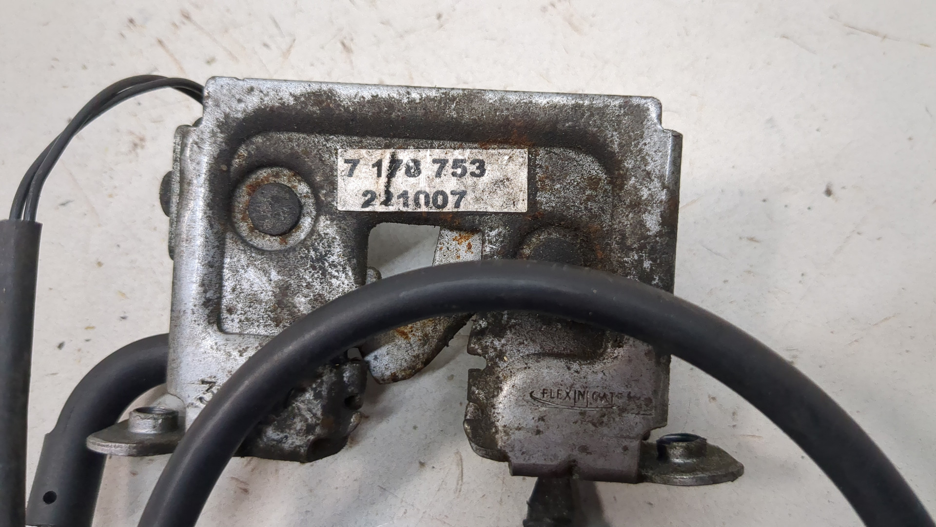 Замок капота