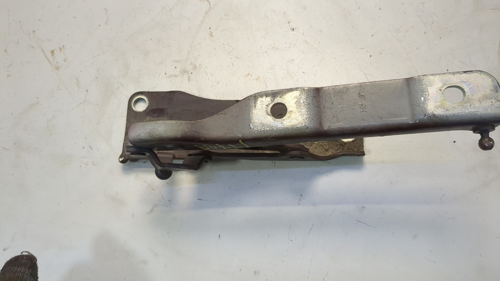 Петля капота правая