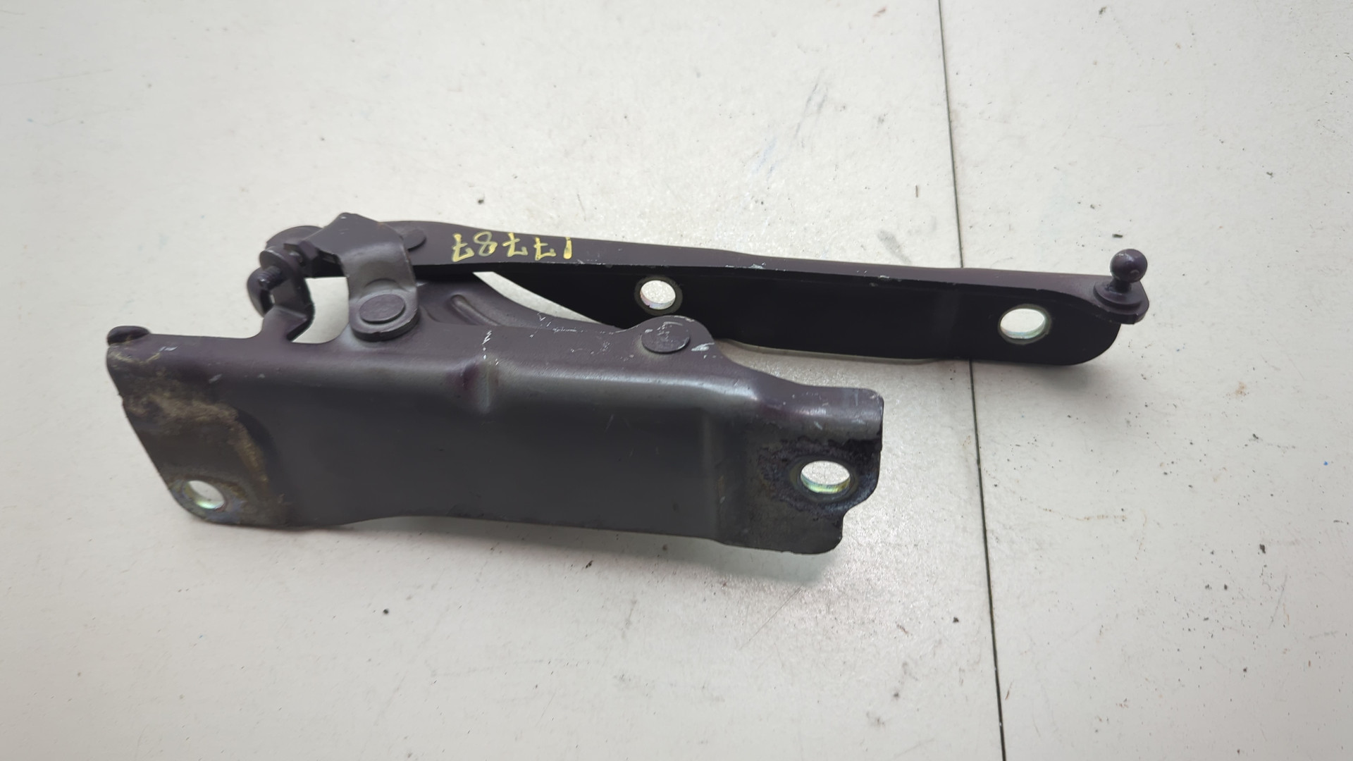 Петля капота правая